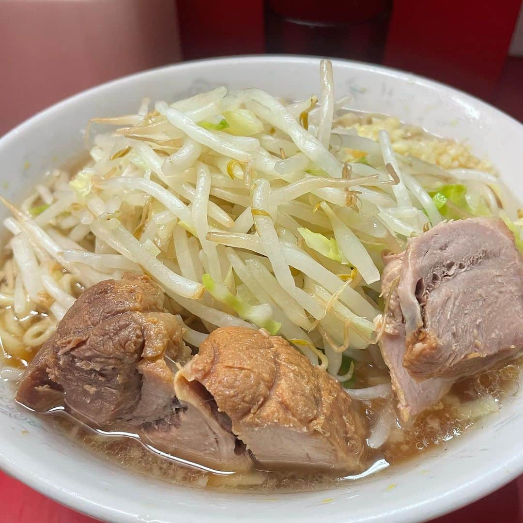 けんじるのインスタグラム：「たまに急に行きたくなるラーメン二郎を食らいました！  ラーメン二郎上野毛店！  オラオラ感の緊張がなく今まで行った二郎の中で最高の神対応店でした。  二郎インスパイア店には出せない麺のモチモチ小麦感が最高でした。  #ラーメン #ラーメン二郎」