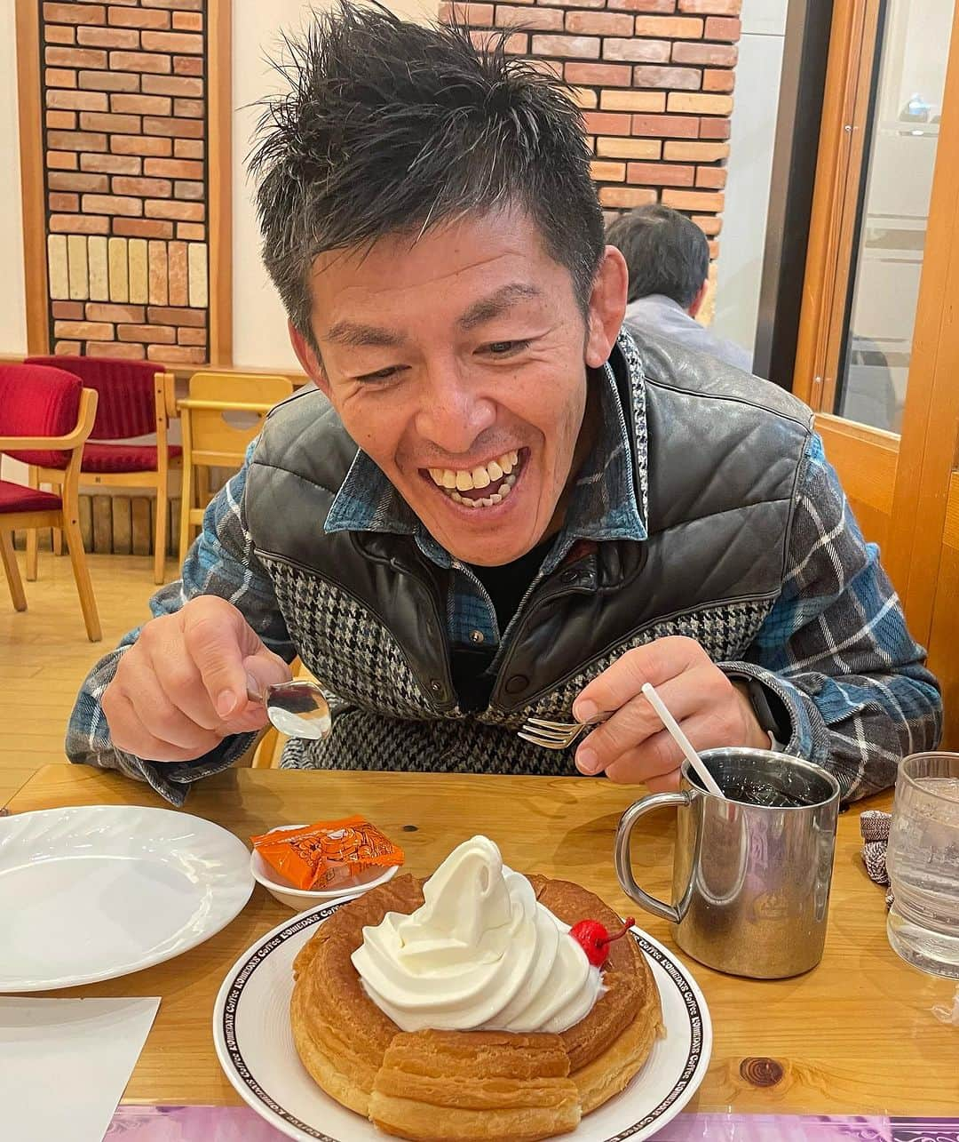 松山三四六のインスタグラム：「🍰  出ました、 コメダ珈琲のシロノワール😅  今日も 喫茶店文化の街 名古屋から 生放送です☺️  ダーツ🎯を投げる日💦 頼む、 今日は良さげな駅に 当たってくれー🥲  メッセージ待ってます♪  true@heartfm.jp  #true810  #heartfm #heartfm810  #コメダ珈琲店 #シロノワール」