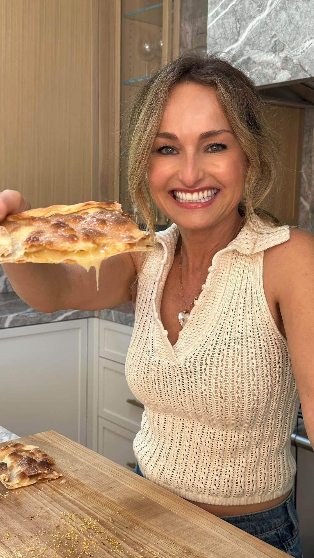 ジャーダ・デ・ラウレンティスのインスタグラム：「This isn’t your average focaccia 😍 crispy, crunchy flatbread with gooey brie cheese in the middle... absolute heaven! get my focaccia di recco recipe on @thegiadzy」