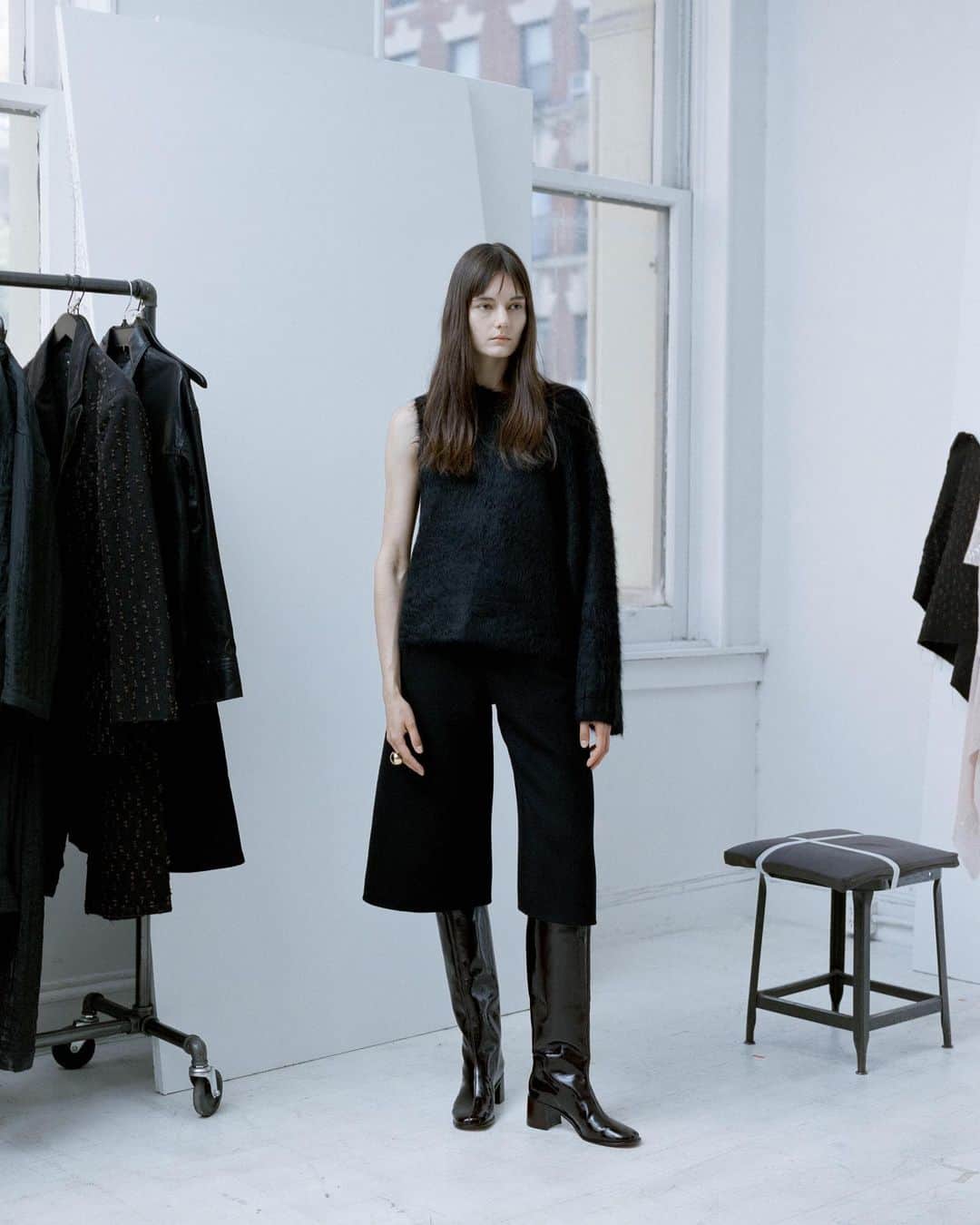 レイチェルコーミーのインスタグラム：「Fuzzy Bay Knit 🖤」
