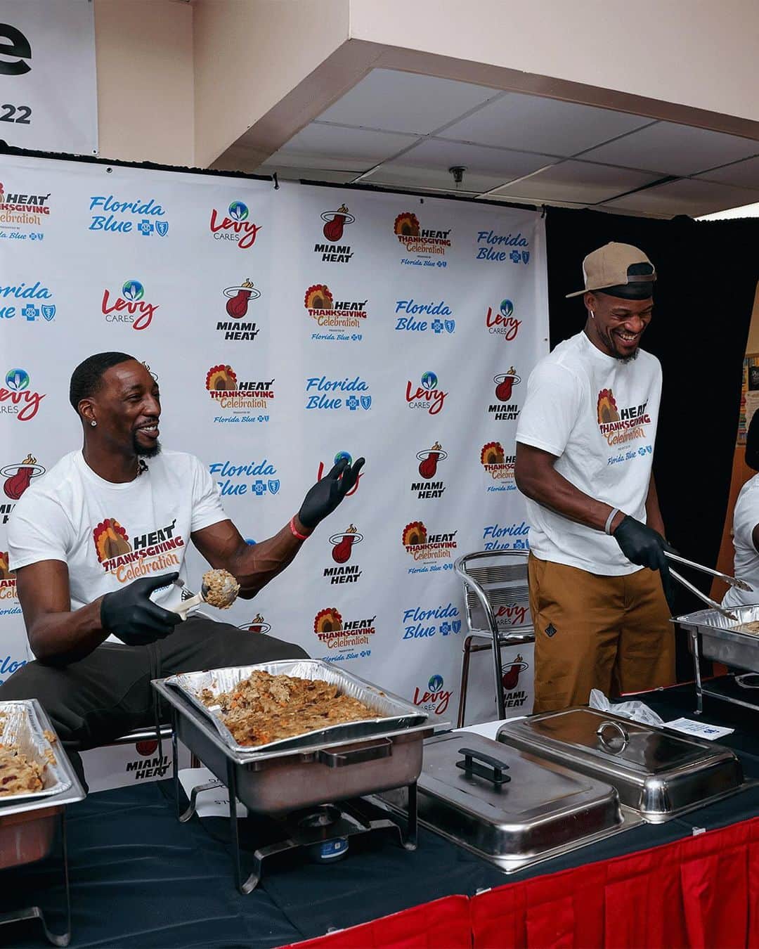 Miami HEATさんのインスタグラム写真 - (Miami HEATInstagram)「Always special giving back to our community, especially during the holiday season 🤝」11月16日 9時42分 - miamiheat