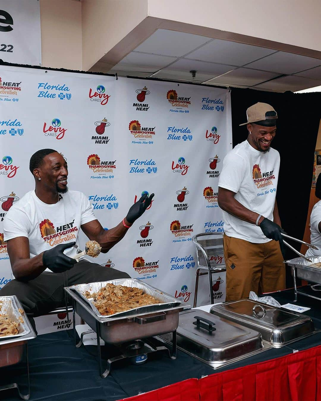 Miami HEATのインスタグラム：「Always special giving back to our community, especially during the holiday season 🤝」