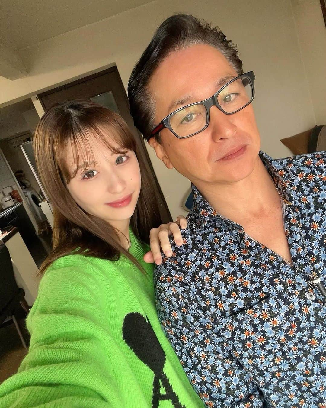 倉松里奈さんのインスタグラム写真 - (倉松里奈Instagram)「パパとママと大分向かってる前に じいちゃんばあちゃんのお墓参り🪦❤️ . ほんとは帰ってきて一番に会いにいきたかったけど . . 2枚目先に撮ってたら 『パパ顔が大きい😗』ってイジケてたから 私が前に😮‍💨 . . 昨日は血が出るまで爪切ってて 頭大丈夫かな?って不安になった😮‍💨 . . #大分 #大分プチ旅行 #大分旅行 #♨️ #温泉大好き #毎日温泉 #4日連続 #家族 #倉松家の日常👨‍👩‍👧‍👦 #父娘 #九州旅行」11月16日 9時42分 - rinapuu818