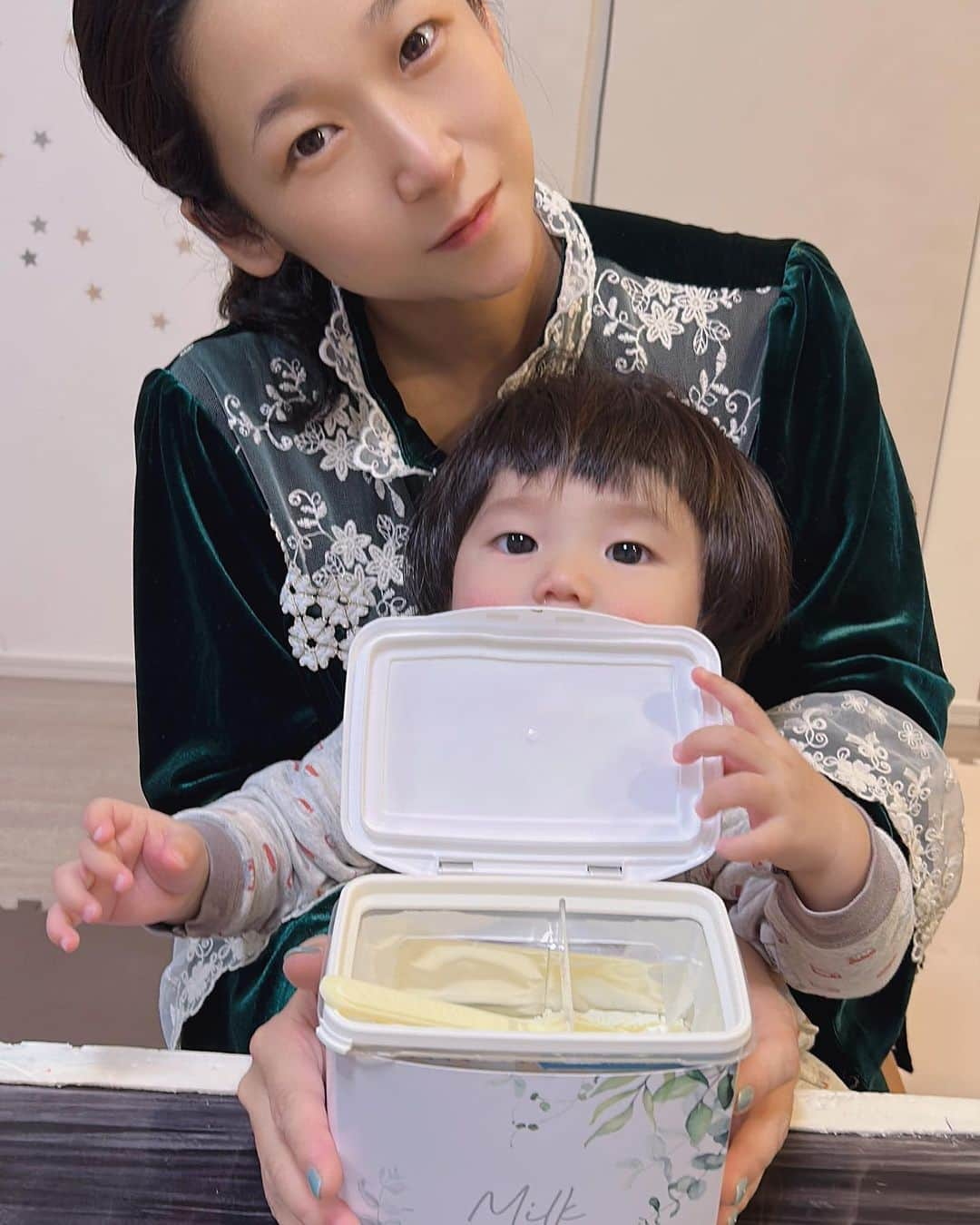 世手子さんのインスタグラム写真 - (世手子Instagram)「#PR my baby loves milk🍼 cute milk eco pack💖 It's nice because it can be used as an interior decoration(*^o^*) 次男坊 #寿々太郎 はんは ミルク一択ベイビー👶 #ミルクボーイ  ミルクラブな毎日です🥰 @mothers.official  #MOTHERS編集部 #森永乳業 #エコらくパック #粉ミルク かわいい(*^o^*) プロママ集団「MOTHERS編集部」と大手メーカー森永乳業が「家事・育児をもっとラクに。楽しく。」をテーマに掲げたコラボプロジェクト第二弾(＾ｰ^) インテリアに馴染む粉ミルクケースのノベルティ（スリーブ）ができたよ(*´꒳`*) ノベルティのデザイン選びやママ目線での意見をきいてもらって企画に参加したよ(*☻-☻*)  リバーシブルで使える楽しさ(๑╹ω╹๑ ) 撥水加工がしてあって素敵💓  11月頃からエコらくパックのノベルティとしてついてるよ(*´ー｀*) オシャレなデザインがいっぱい シンプルなデザインが多くてインテリアとしても馴染むから嬉しい☺️  ノベルティはなくなり次第終了だよ(*≧∀≦*) 限定ノベルティなのでお取り扱いのない店舗もあるので確認してね(о´∀`о) 確実にノベルティをゲットするには森永乳業の公式自社通販サイトから購入することをオススメします(*^▽^*) 11月13日週以降から取扱い開始してるので是非チェックしてみてねｖ（＾＿＾ｖ）♪」11月16日 8時16分 - rojide