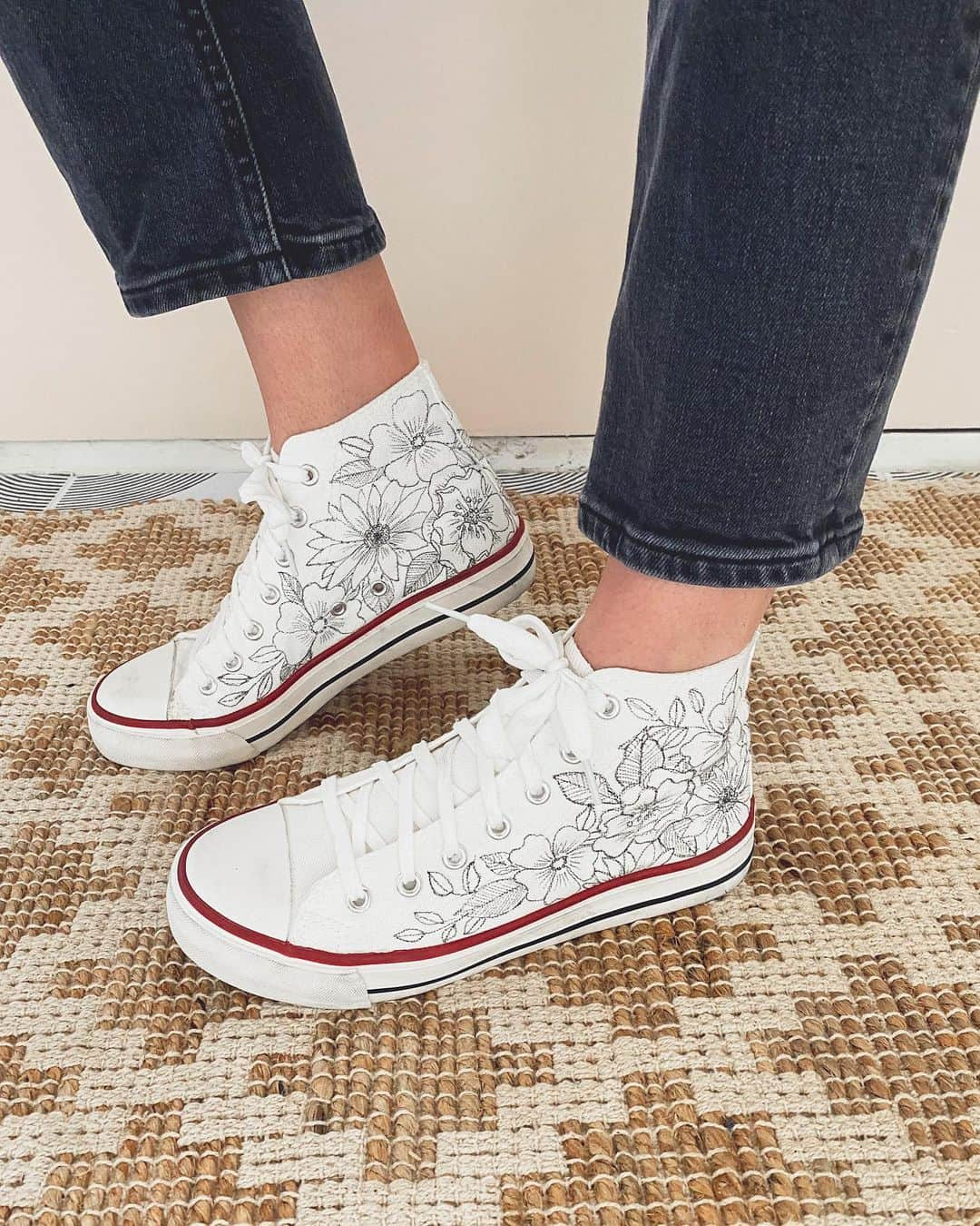 Sakura of America（サクラクレパス）さんのインスタグラム写真 - (Sakura of America（サクラクレパス）Instagram)「Hello again! Karla here from @lovekdesigns. I thought the grid could use some still shots of these custom floral high top sneakers I created using Micron Pens. Let me know if you have any questions about the process, I’m happy to help!  And if you want to check out more floral DIY projects and drawing tutorials I have, grab your Microns and head over to my YouTube page (@lovekdeisgns, also linked in my profile!).」11月16日 8時08分 - sakuraofamerica