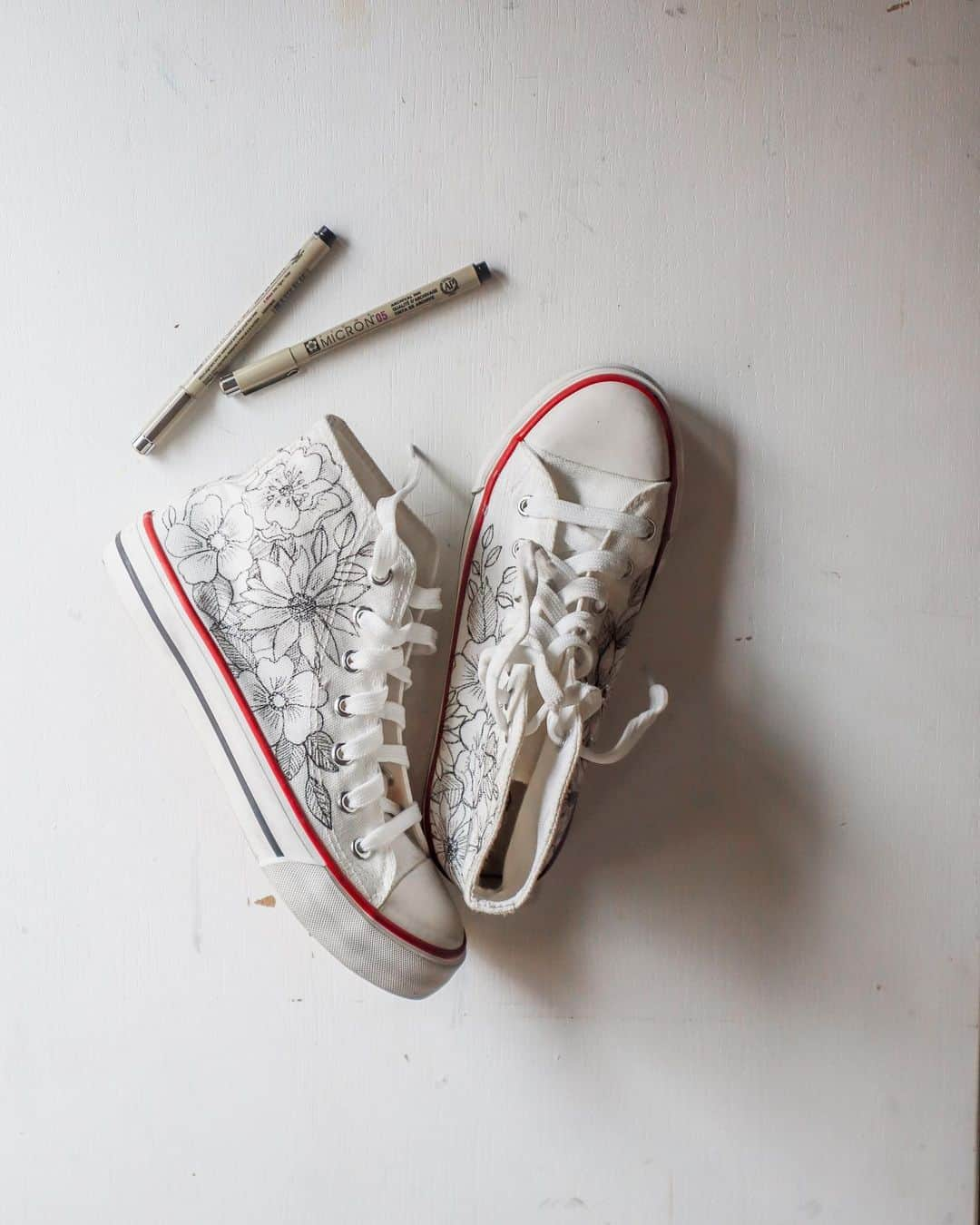 Sakura of America（サクラクレパス）のインスタグラム：「Hello again! Karla here from @lovekdesigns. I thought the grid could use some still shots of these custom floral high top sneakers I created using Micron Pens. Let me know if you have any questions about the process, I’m happy to help!  And if you want to check out more floral DIY projects and drawing tutorials I have, grab your Microns and head over to my YouTube page (@lovekdeisgns, also linked in my profile!).」