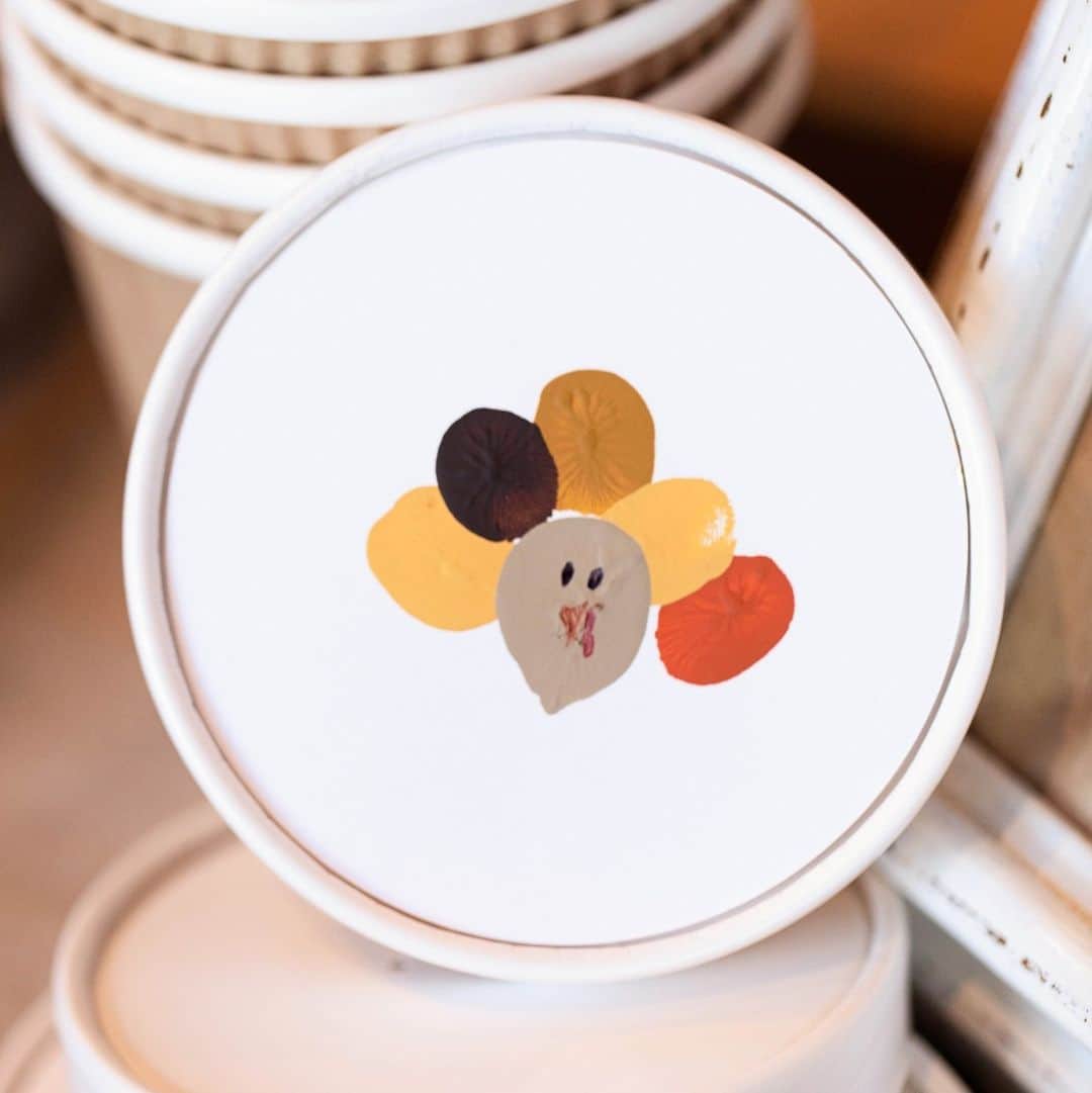HGTVさんのインスタグラム写真 - (HGTVInstagram)「Keep your kiddos happily crafting in the days leading up to the holiday and during your Turkey Day get-together with our fun Thanksgiving kids' craft ideas. 🦃 🧶✂️⁠ ⁠ Swipe through ➡️ for a few of our favorite ideas. ⁠ ⁠ Head to the 👉 link in bio for more kid-friendly craft ideas. #HGTVHowTo」11月16日 8時09分 - hgtv