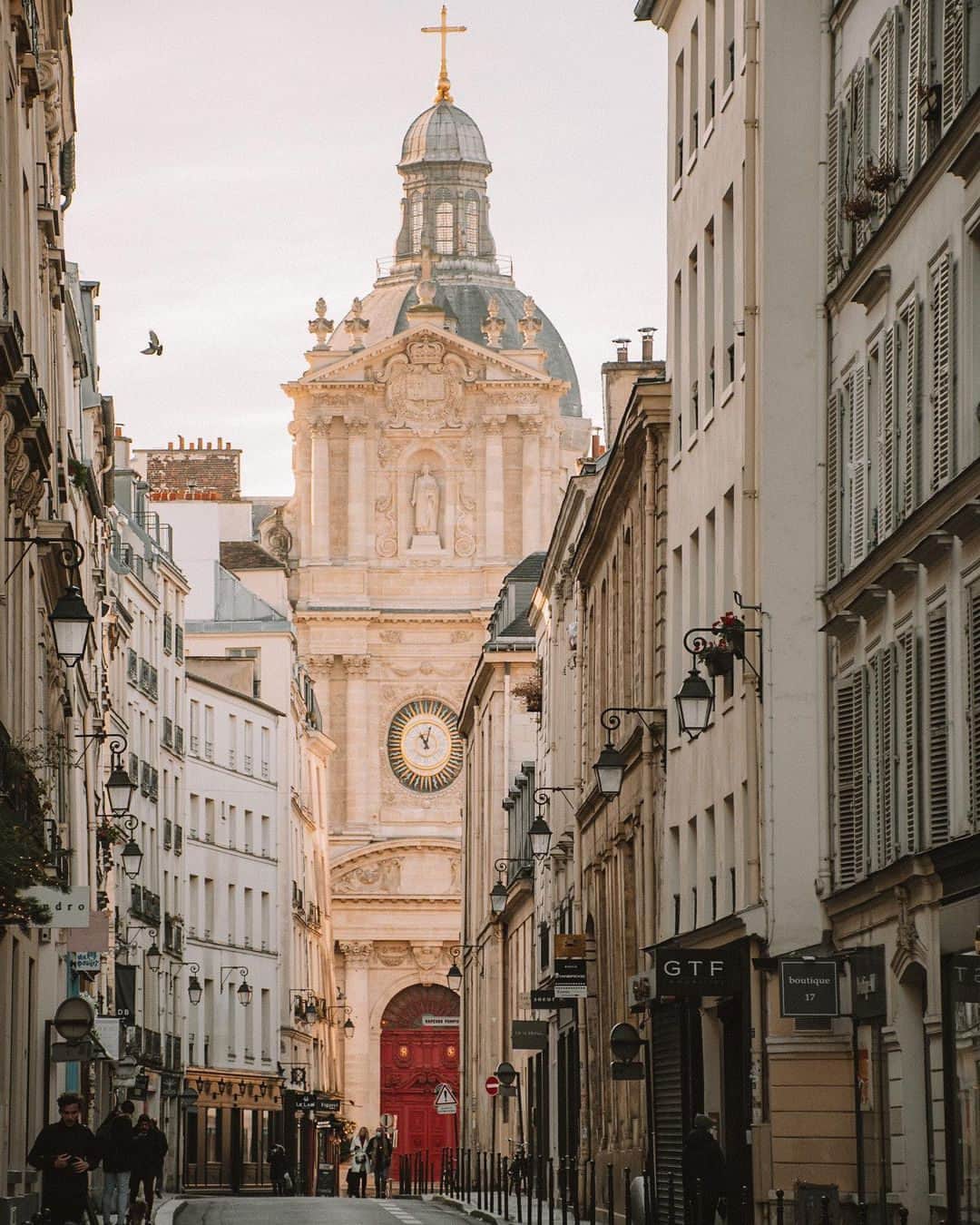 Travel + Leisureのインスタグラム：「Photo by @rooshazeveld 🥐 Paris is a city unlike any other. And while people visit the French capital to see the Louvre, climb the Eiffel Tower, or see Notre-Dame, the real magic is found in the streets. Get our travel guide at the link in bio.」