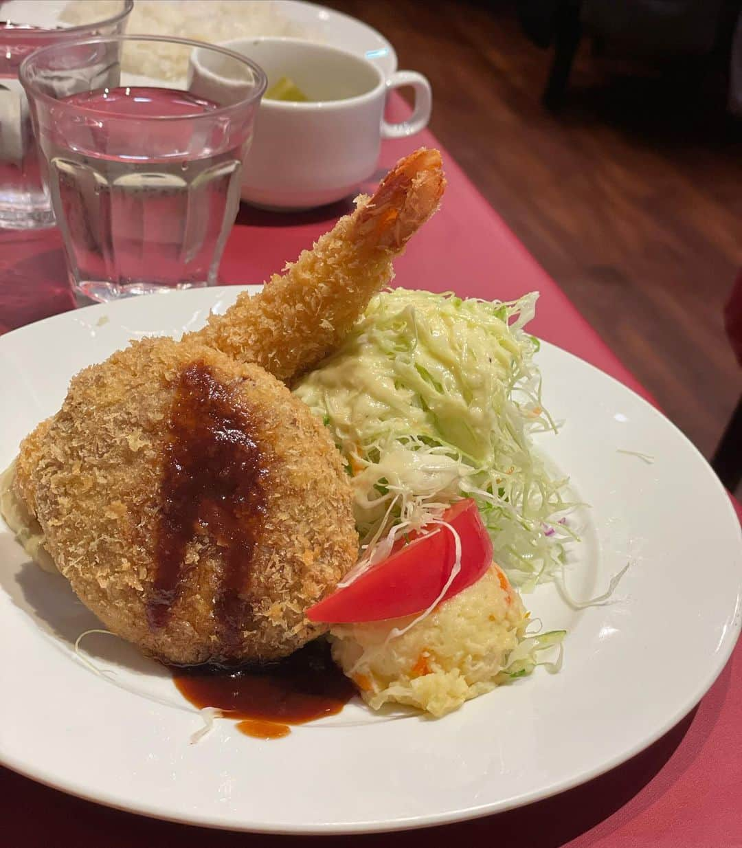 沢瀉美緒さんのインスタグラム写真 - (沢瀉美緒Instagram)「※ More few days… . 小川町にある @restaurant_shichijo  同僚とランチに行こう！ってメニューを見ていたら 移転されるとあって、びっくり🫢 . こちらでの営業は18日までだとか。 . 最後のランチをいただいてきました。 メンチカツとエビフライのセット🍤 . フライはもちろん、キャベツに合わせている ドレッシングも、ポテサラも美味しい😋 . いつも並んでいるのに、更に並んだこともあって 食べるのはいつもより急いで、あっという間。 . 新しく、三鷹に移転されるそうです🥰 . . #七條 #洋食屋 #洋食屋さん #大手町ランチ #レストラン七條」11月16日 8時10分 - mio_omodaka