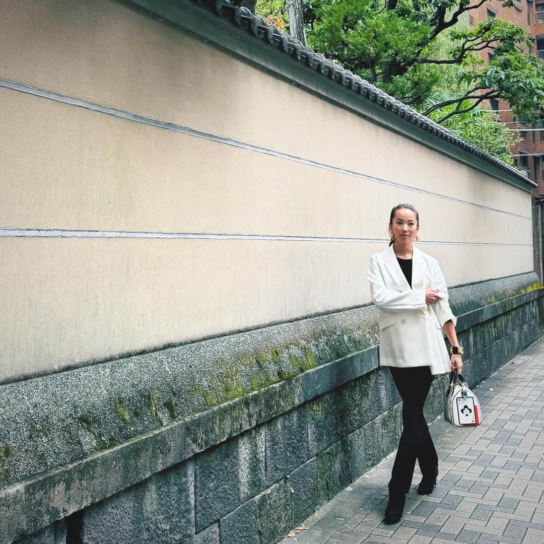 菅井悦子のインスタグラム：「ジャケットは @wakanozawa @werthy.official 🫰  カジュアルにもきちんとにもOKで助かる☺️  #jackets#whitejacket  #fashion #fashionaddict #ootd#ootdfashion  #tokyo#東京 #虎ノ門#toranomon」