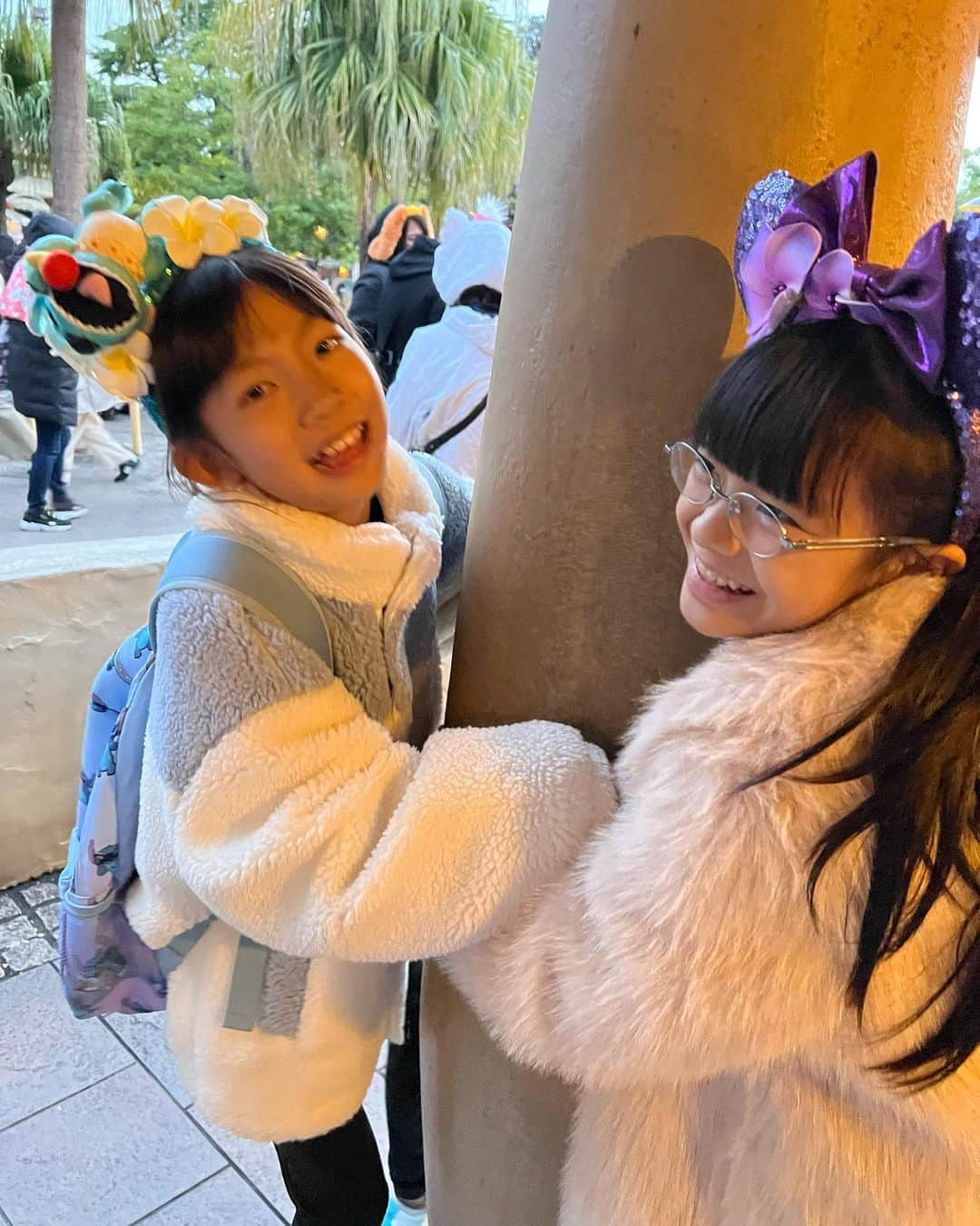 甘糟記子さんのインスタグラム写真 - (甘糟記子Instagram)「日曜日はお友達とディズニーランドへ！ @tokyodisneyresort_official   この日パークに入るのに2時間待ち。 思えば高速の出口が異常に混んでて、いつも30分くらいで着くのに1時間以上かかった(＞人＜;)  雨の中めっちゃ寒くて2時間、、、 こんなの初めてだよ〜（涙）  パークに入ったら11時だったので、とりあえず身体も冷え冷えでランチをすることに。  カレーを食べに来たんだけど、これまた見たことない行列！ 3重くらいに折り返してて、こちらがカレーの最後尾ですってスタッフの方がいたわ。 ビックサンダーの列？カレーの列？みたいな行列。 60分待ちって言ってた（笑）  でも子供達カレーが良いって言ってたし、とりあえず中の席で食べたくてがんばった（笑）  もうこの時点で、今日は乗り物じゃなくてディズニーのパークを楽しもう！って気持ちを切り替えたよね（笑）  じゃないと心が折れる(＞人＜;)  12時過ぎの時点で何も乗れてないからね（笑）  ひとまずご飯も食べて暖もとったので、最初に行ったのはフィルハーマジックオーケストラ！ あまり並ばずに行けるやつね(≧∀≦)  からの、動き始めたスプラッシュマウンテンへ！  この頃には雨も上がって一安心。  隣のイッツアスモールワールドも乗ったよ！  でもやっぱりめっちゃ寒くて、、、  持ってきたホカロンでは足りず、パークでもホカロン買って前と後ろ3枚くらい貼ったよね（笑）  なので、またお茶して休憩(〃ω〃)  姫はパスタも食べてた！  この季節クリスマスや、40周年の可愛いデザートもあって、そういうのは楽しかったな\(//∇//)\  休憩後はジャングルクルーズに行き、 子供達リクエストのスティッチへ！  今回40周年記念のファストパスはビックサンダーマウンテンにしていたので、スティッチの後にビックサンダー！  からの夕飯をピザとカルツォーネ！  スターツアーズの出口のとこにあるカンツォーネとピザ、昔から大好きなの(๑>◡<๑)  最後はスターツアーズとスペースマウンテンに乗って終了！  ちょうどエレクトリカルパレードの時間で、スペースマウンテンも空いてて助かった（笑）  それにしても今回は、いつもよりお茶の回数多めの、暖をとりつつゆっくり回った1日でした。  入場者数増やしたいのはわかるけど、ちょっと増やしすぎ。  パーク入るのに2時間って、その時間の分乗り物乗れないわけだし、じゃあその分ファストパス配るとか、何か配慮がほしいわ。  子供達は夜まで元気だったけど、ママは死ぬほど疲れた（笑）  次回はもう少しスムーズだと良いな〜  #ディズニーランド#入場に時間かかりすぎ#寒かった#夢の国」11月16日 8時18分 - norihey924