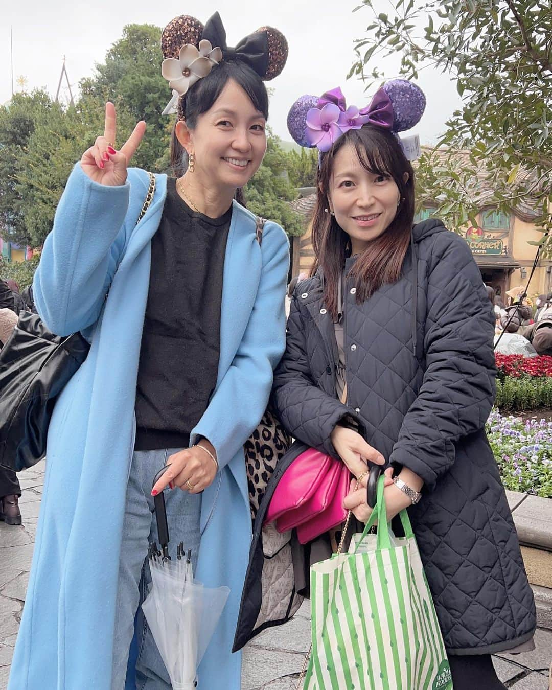 甘糟記子さんのインスタグラム写真 - (甘糟記子Instagram)「日曜日はお友達とディズニーランドへ！ @tokyodisneyresort_official   この日パークに入るのに2時間待ち。 思えば高速の出口が異常に混んでて、いつも30分くらいで着くのに1時間以上かかった(＞人＜;)  雨の中めっちゃ寒くて2時間、、、 こんなの初めてだよ〜（涙）  パークに入ったら11時だったので、とりあえず身体も冷え冷えでランチをすることに。  カレーを食べに来たんだけど、これまた見たことない行列！ 3重くらいに折り返してて、こちらがカレーの最後尾ですってスタッフの方がいたわ。 ビックサンダーの列？カレーの列？みたいな行列。 60分待ちって言ってた（笑）  でも子供達カレーが良いって言ってたし、とりあえず中の席で食べたくてがんばった（笑）  もうこの時点で、今日は乗り物じゃなくてディズニーのパークを楽しもう！って気持ちを切り替えたよね（笑）  じゃないと心が折れる(＞人＜;)  12時過ぎの時点で何も乗れてないからね（笑）  ひとまずご飯も食べて暖もとったので、最初に行ったのはフィルハーマジックオーケストラ！ あまり並ばずに行けるやつね(≧∀≦)  からの、動き始めたスプラッシュマウンテンへ！  この頃には雨も上がって一安心。  隣のイッツアスモールワールドも乗ったよ！  でもやっぱりめっちゃ寒くて、、、  持ってきたホカロンでは足りず、パークでもホカロン買って前と後ろ3枚くらい貼ったよね（笑）  なので、またお茶して休憩(〃ω〃)  姫はパスタも食べてた！  この季節クリスマスや、40周年の可愛いデザートもあって、そういうのは楽しかったな\(//∇//)\  休憩後はジャングルクルーズに行き、 子供達リクエストのスティッチへ！  今回40周年記念のファストパスはビックサンダーマウンテンにしていたので、スティッチの後にビックサンダー！  からの夕飯をピザとカルツォーネ！  スターツアーズの出口のとこにあるカンツォーネとピザ、昔から大好きなの(๑>◡<๑)  最後はスターツアーズとスペースマウンテンに乗って終了！  ちょうどエレクトリカルパレードの時間で、スペースマウンテンも空いてて助かった（笑）  それにしても今回は、いつもよりお茶の回数多めの、暖をとりつつゆっくり回った1日でした。  入場者数増やしたいのはわかるけど、ちょっと増やしすぎ。  パーク入るのに2時間って、その時間の分乗り物乗れないわけだし、じゃあその分ファストパス配るとか、何か配慮がほしいわ。  子供達は夜まで元気だったけど、ママは死ぬほど疲れた（笑）  次回はもう少しスムーズだと良いな〜  #ディズニーランド#入場に時間かかりすぎ#寒かった#夢の国」11月16日 8時18分 - norihey924