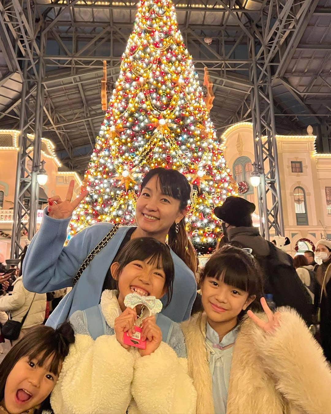 甘糟記子さんのインスタグラム写真 - (甘糟記子Instagram)「日曜日はお友達とディズニーランドへ！ @tokyodisneyresort_official   この日パークに入るのに2時間待ち。 思えば高速の出口が異常に混んでて、いつも30分くらいで着くのに1時間以上かかった(＞人＜;)  雨の中めっちゃ寒くて2時間、、、 こんなの初めてだよ〜（涙）  パークに入ったら11時だったので、とりあえず身体も冷え冷えでランチをすることに。  カレーを食べに来たんだけど、これまた見たことない行列！ 3重くらいに折り返してて、こちらがカレーの最後尾ですってスタッフの方がいたわ。 ビックサンダーの列？カレーの列？みたいな行列。 60分待ちって言ってた（笑）  でも子供達カレーが良いって言ってたし、とりあえず中の席で食べたくてがんばった（笑）  もうこの時点で、今日は乗り物じゃなくてディズニーのパークを楽しもう！って気持ちを切り替えたよね（笑）  じゃないと心が折れる(＞人＜;)  12時過ぎの時点で何も乗れてないからね（笑）  ひとまずご飯も食べて暖もとったので、最初に行ったのはフィルハーマジックオーケストラ！ あまり並ばずに行けるやつね(≧∀≦)  からの、動き始めたスプラッシュマウンテンへ！  この頃には雨も上がって一安心。  隣のイッツアスモールワールドも乗ったよ！  でもやっぱりめっちゃ寒くて、、、  持ってきたホカロンでは足りず、パークでもホカロン買って前と後ろ3枚くらい貼ったよね（笑）  なので、またお茶して休憩(〃ω〃)  姫はパスタも食べてた！  この季節クリスマスや、40周年の可愛いデザートもあって、そういうのは楽しかったな\(//∇//)\  休憩後はジャングルクルーズに行き、 子供達リクエストのスティッチへ！  今回40周年記念のファストパスはビックサンダーマウンテンにしていたので、スティッチの後にビックサンダー！  からの夕飯をピザとカルツォーネ！  スターツアーズの出口のとこにあるカンツォーネとピザ、昔から大好きなの(๑>◡<๑)  最後はスターツアーズとスペースマウンテンに乗って終了！  ちょうどエレクトリカルパレードの時間で、スペースマウンテンも空いてて助かった（笑）  それにしても今回は、いつもよりお茶の回数多めの、暖をとりつつゆっくり回った1日でした。  入場者数増やしたいのはわかるけど、ちょっと増やしすぎ。  パーク入るのに2時間って、その時間の分乗り物乗れないわけだし、じゃあその分ファストパス配るとか、何か配慮がほしいわ。  子供達は夜まで元気だったけど、ママは死ぬほど疲れた（笑）  次回はもう少しスムーズだと良いな〜  #ディズニーランド#入場に時間かかりすぎ#寒かった#夢の国」11月16日 8時18分 - norihey924