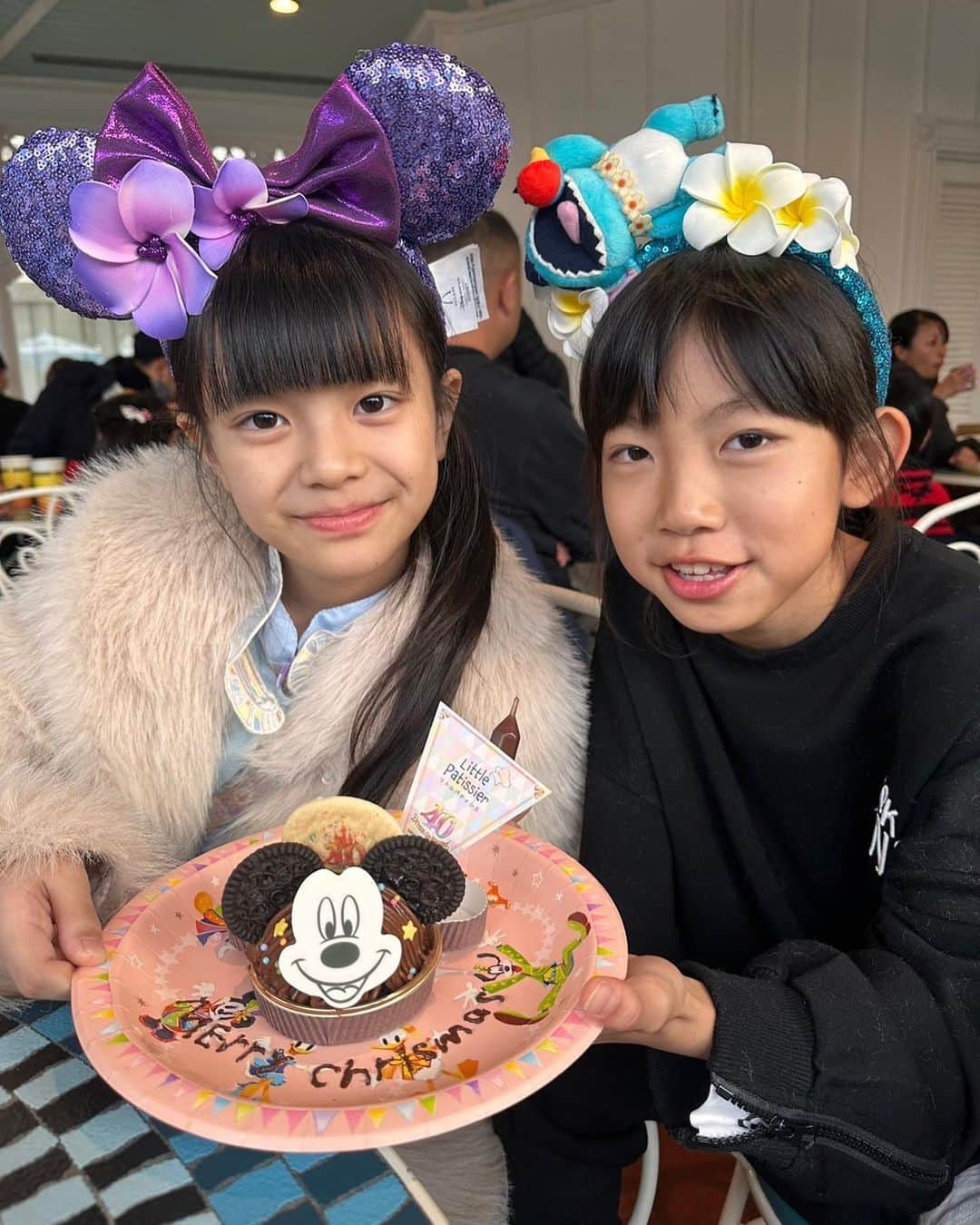 甘糟記子さんのインスタグラム写真 - (甘糟記子Instagram)「日曜日はお友達とディズニーランドへ！ @tokyodisneyresort_official   この日パークに入るのに2時間待ち。 思えば高速の出口が異常に混んでて、いつも30分くらいで着くのに1時間以上かかった(＞人＜;)  雨の中めっちゃ寒くて2時間、、、 こんなの初めてだよ〜（涙）  パークに入ったら11時だったので、とりあえず身体も冷え冷えでランチをすることに。  カレーを食べに来たんだけど、これまた見たことない行列！ 3重くらいに折り返してて、こちらがカレーの最後尾ですってスタッフの方がいたわ。 ビックサンダーの列？カレーの列？みたいな行列。 60分待ちって言ってた（笑）  でも子供達カレーが良いって言ってたし、とりあえず中の席で食べたくてがんばった（笑）  もうこの時点で、今日は乗り物じゃなくてディズニーのパークを楽しもう！って気持ちを切り替えたよね（笑）  じゃないと心が折れる(＞人＜;)  12時過ぎの時点で何も乗れてないからね（笑）  ひとまずご飯も食べて暖もとったので、最初に行ったのはフィルハーマジックオーケストラ！ あまり並ばずに行けるやつね(≧∀≦)  からの、動き始めたスプラッシュマウンテンへ！  この頃には雨も上がって一安心。  隣のイッツアスモールワールドも乗ったよ！  でもやっぱりめっちゃ寒くて、、、  持ってきたホカロンでは足りず、パークでもホカロン買って前と後ろ3枚くらい貼ったよね（笑）  なので、またお茶して休憩(〃ω〃)  姫はパスタも食べてた！  この季節クリスマスや、40周年の可愛いデザートもあって、そういうのは楽しかったな\(//∇//)\  休憩後はジャングルクルーズに行き、 子供達リクエストのスティッチへ！  今回40周年記念のファストパスはビックサンダーマウンテンにしていたので、スティッチの後にビックサンダー！  からの夕飯をピザとカルツォーネ！  スターツアーズの出口のとこにあるカンツォーネとピザ、昔から大好きなの(๑>◡<๑)  最後はスターツアーズとスペースマウンテンに乗って終了！  ちょうどエレクトリカルパレードの時間で、スペースマウンテンも空いてて助かった（笑）  それにしても今回は、いつもよりお茶の回数多めの、暖をとりつつゆっくり回った1日でした。  入場者数増やしたいのはわかるけど、ちょっと増やしすぎ。  パーク入るのに2時間って、その時間の分乗り物乗れないわけだし、じゃあその分ファストパス配るとか、何か配慮がほしいわ。  子供達は夜まで元気だったけど、ママは死ぬほど疲れた（笑）  次回はもう少しスムーズだと良いな〜  #ディズニーランド#入場に時間かかりすぎ#寒かった#夢の国」11月16日 8時18分 - norihey924