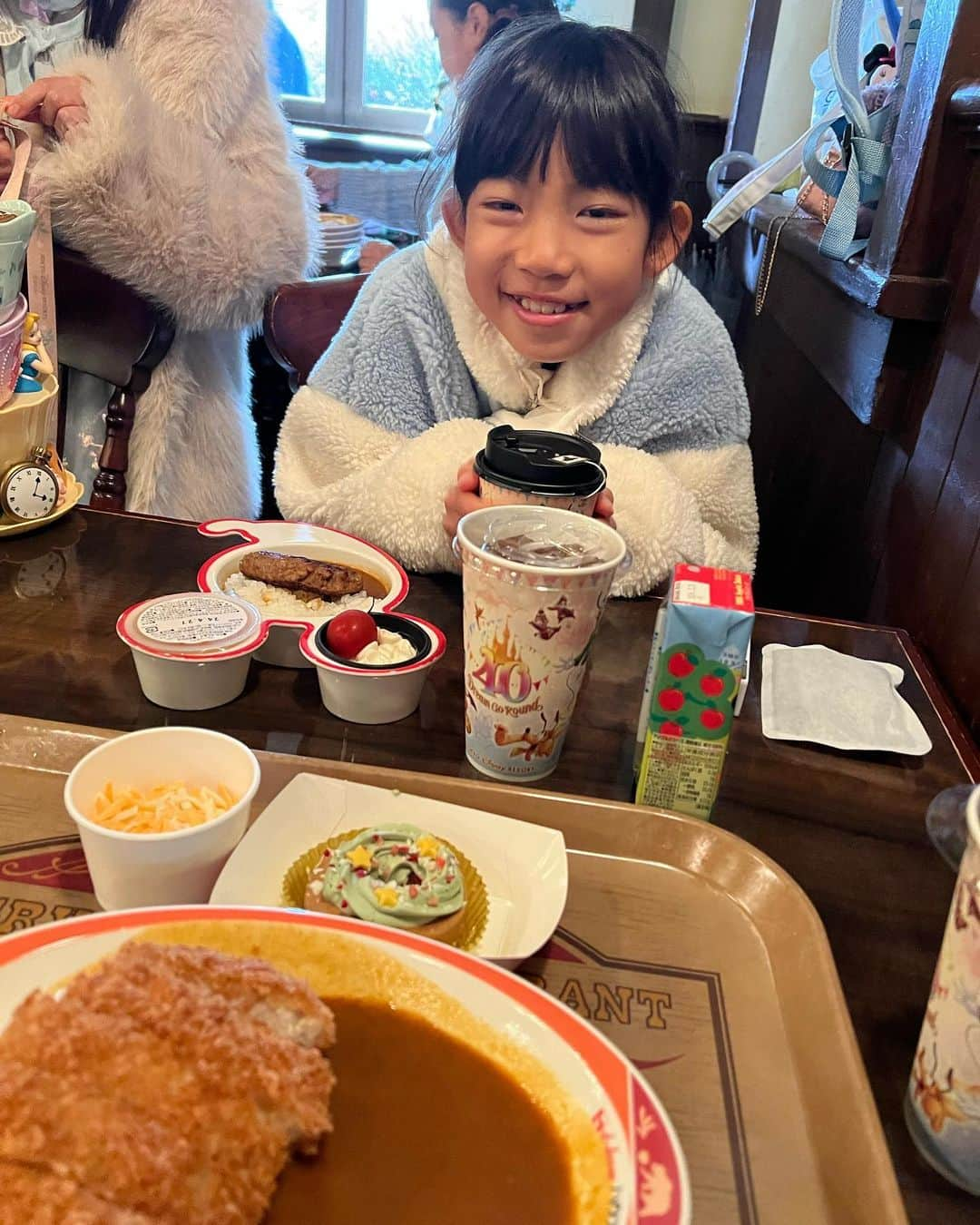 甘糟記子さんのインスタグラム写真 - (甘糟記子Instagram)「日曜日はお友達とディズニーランドへ！ @tokyodisneyresort_official   この日パークに入るのに2時間待ち。 思えば高速の出口が異常に混んでて、いつも30分くらいで着くのに1時間以上かかった(＞人＜;)  雨の中めっちゃ寒くて2時間、、、 こんなの初めてだよ〜（涙）  パークに入ったら11時だったので、とりあえず身体も冷え冷えでランチをすることに。  カレーを食べに来たんだけど、これまた見たことない行列！ 3重くらいに折り返してて、こちらがカレーの最後尾ですってスタッフの方がいたわ。 ビックサンダーの列？カレーの列？みたいな行列。 60分待ちって言ってた（笑）  でも子供達カレーが良いって言ってたし、とりあえず中の席で食べたくてがんばった（笑）  もうこの時点で、今日は乗り物じゃなくてディズニーのパークを楽しもう！って気持ちを切り替えたよね（笑）  じゃないと心が折れる(＞人＜;)  12時過ぎの時点で何も乗れてないからね（笑）  ひとまずご飯も食べて暖もとったので、最初に行ったのはフィルハーマジックオーケストラ！ あまり並ばずに行けるやつね(≧∀≦)  からの、動き始めたスプラッシュマウンテンへ！  この頃には雨も上がって一安心。  隣のイッツアスモールワールドも乗ったよ！  でもやっぱりめっちゃ寒くて、、、  持ってきたホカロンでは足りず、パークでもホカロン買って前と後ろ3枚くらい貼ったよね（笑）  なので、またお茶して休憩(〃ω〃)  姫はパスタも食べてた！  この季節クリスマスや、40周年の可愛いデザートもあって、そういうのは楽しかったな\(//∇//)\  休憩後はジャングルクルーズに行き、 子供達リクエストのスティッチへ！  今回40周年記念のファストパスはビックサンダーマウンテンにしていたので、スティッチの後にビックサンダー！  からの夕飯をピザとカルツォーネ！  スターツアーズの出口のとこにあるカンツォーネとピザ、昔から大好きなの(๑>◡<๑)  最後はスターツアーズとスペースマウンテンに乗って終了！  ちょうどエレクトリカルパレードの時間で、スペースマウンテンも空いてて助かった（笑）  それにしても今回は、いつもよりお茶の回数多めの、暖をとりつつゆっくり回った1日でした。  入場者数増やしたいのはわかるけど、ちょっと増やしすぎ。  パーク入るのに2時間って、その時間の分乗り物乗れないわけだし、じゃあその分ファストパス配るとか、何か配慮がほしいわ。  子供達は夜まで元気だったけど、ママは死ぬほど疲れた（笑）  次回はもう少しスムーズだと良いな〜  #ディズニーランド#入場に時間かかりすぎ#寒かった#夢の国」11月16日 8時18分 - norihey924