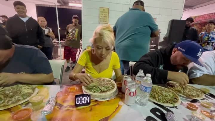 ライナ・ホワンのインスタグラム：「Taco eating contest @arandasnightmarket https://youtu.be/DT60V7tW0Mg?si=LjWAPWdr8tS63tiR」