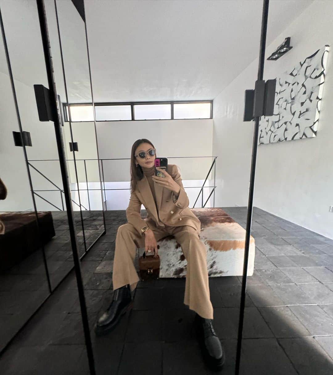 滝沢眞規子のインスタグラム：「行っきま〜す💛💛💛 スーツ　@maxmara  ブーツ　@tods  バッグ　@louisvuitton #ootd」