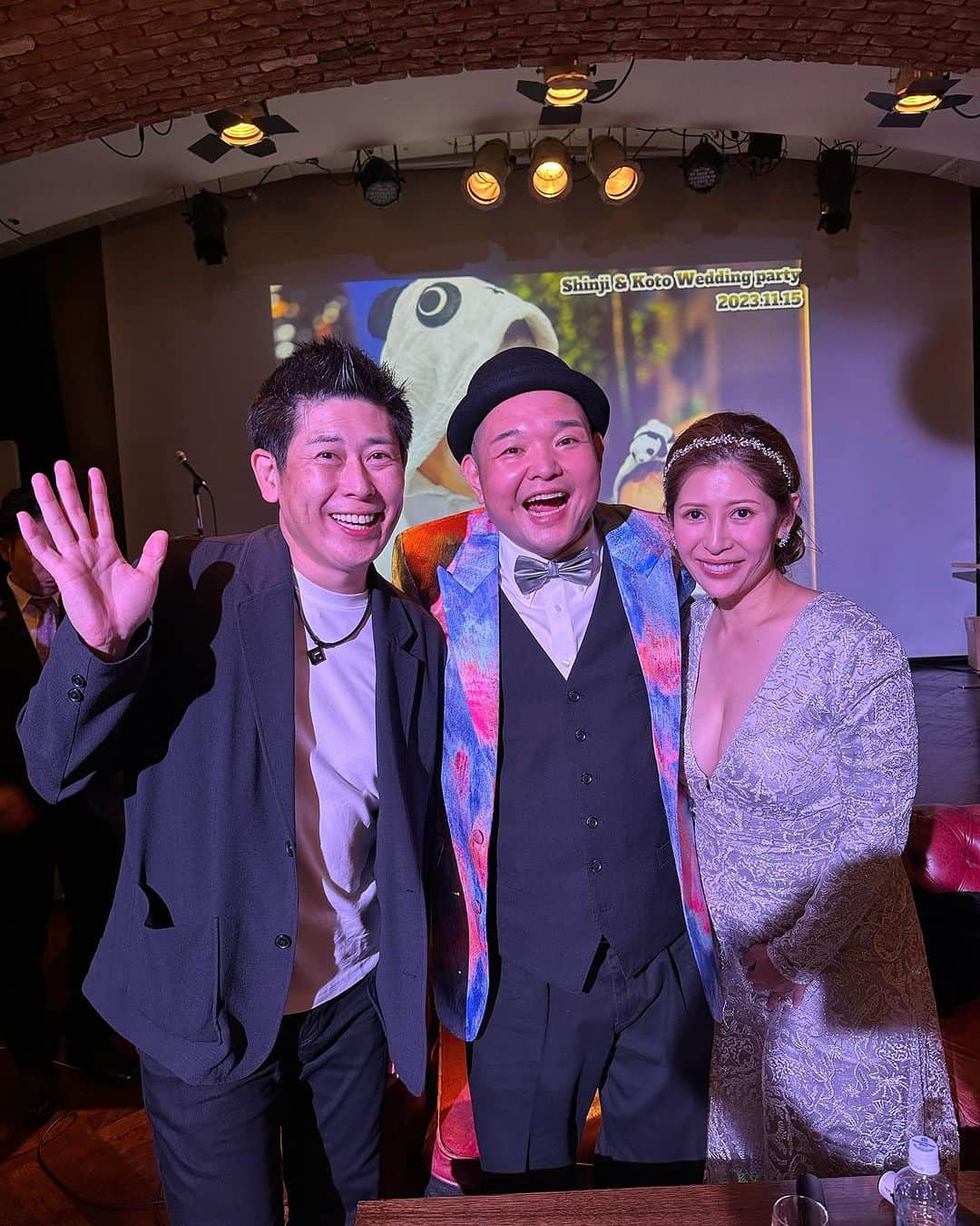 マギー審司のインスタグラム：「昨日は内山くんの結婚式の二次会で手品をさせて頂きました♪  芸能人の先輩方もいてショーを盛り上げてくれました☆  コロナ禍で何度か延期になった結婚式がやっと出来たそうです。  本当に幸せそうでしたよ〜  末長くお幸せに😆」