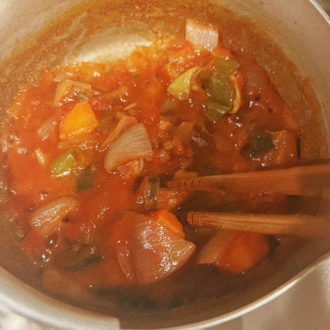 藤田大介さんのインスタグラム写真 - (藤田大介Instagram)「寒い🥶日が続くので、温かい野菜のトマトスープ！ ラタトゥイユにコンソメとケチャップ、水を加えてスープ仕立てに。 そして弁当には嬉しいだろう惣菜パンてんこ盛り。 🍈メロンパン 🍈ソーセージパン 🍈明太フランスパン そして、付け合わせには 🍖焼豚 🥦ブロッコリーオリーブオイル塩炒め 🍳ゆでたまご を添えました。今日はあたたまれー。  #子供駅弁 #弁当記録 #パパが作る⠀ #小学生 #15分制作 #時短弁当⠀ #bento #lunchbox⠀ ⠀ #日本テレビ #アナウンサー⠀ #藤田大介」11月16日 8時29分 - fujita.daisuke_ntv