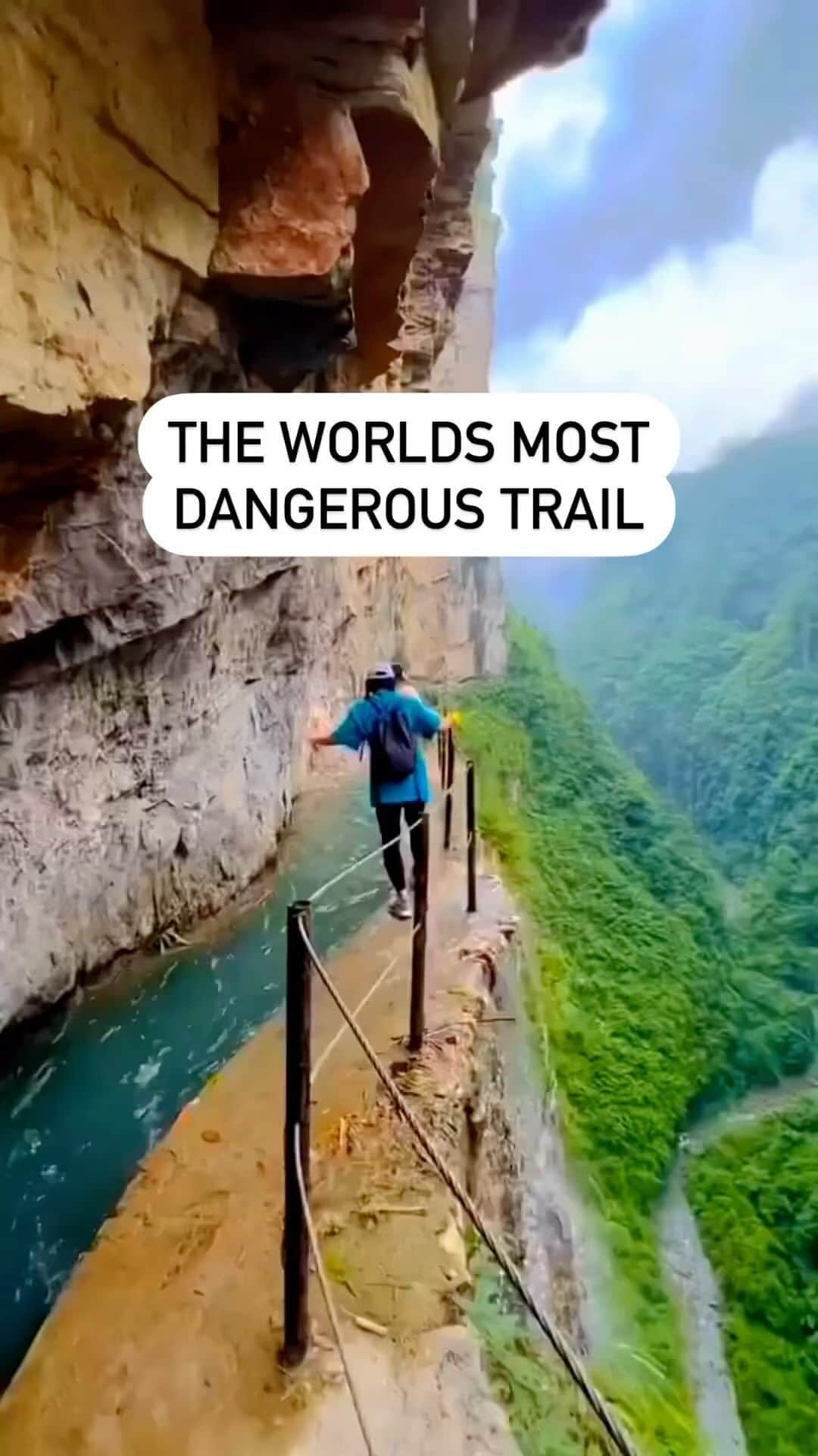 Live To Exploreのインスタグラム：「Discovering the world’s most dangerous trail! 🤯😍  Spread the travel inspiration by sharing this post with your fellow explorers! 😍  🎥 : @upscaleluxury 📍: Pulled Rock Village, Wulong District, Chongqing, China.」