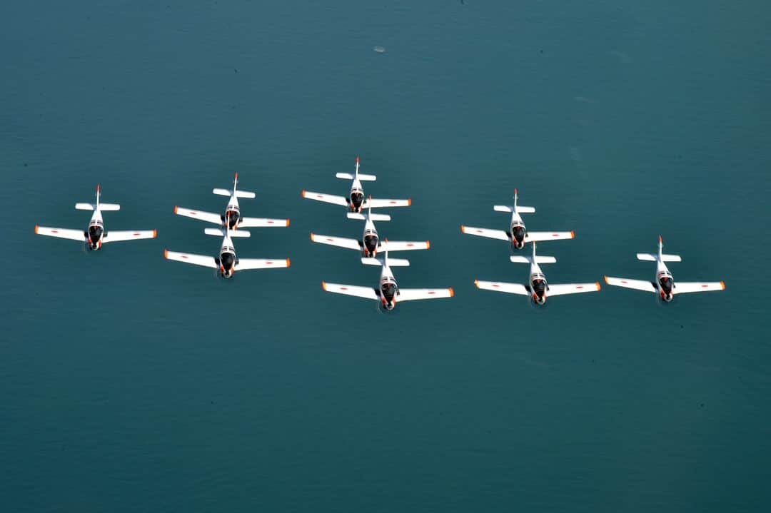 海上自衛隊さんのインスタグラム写真 - (海上自衛隊Instagram)「海上自衛隊唯一のアクロバット飛行チーム「#ホワイトアローズ」 T-５が９機揃っての飛行を見られるのは、入隊式と基地一般公開の年２回のみ！ レアな９機ショットを上から、下から、中からお届けします。  #パイロットになりたい」11月16日 8時30分 - jmsdf_pr