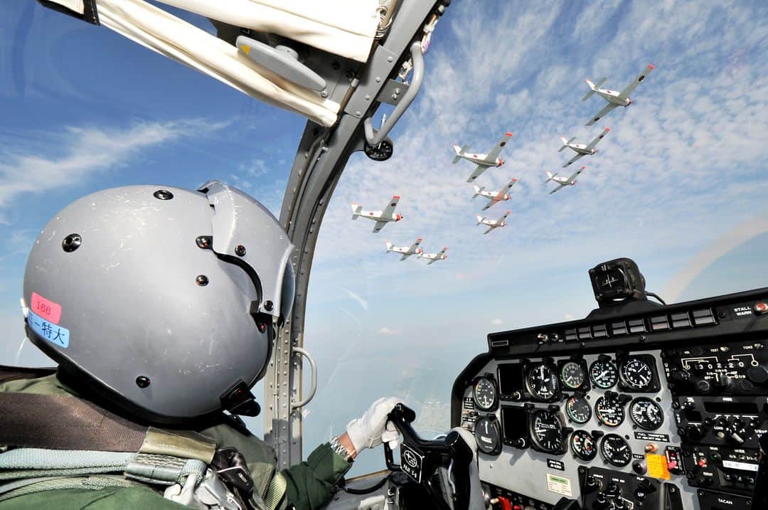 海上自衛隊のインスタグラム：「海上自衛隊唯一のアクロバット飛行チーム「#ホワイトアローズ」 T-５が９機揃っての飛行を見られるのは、入隊式と基地一般公開の年２回のみ！ レアな９機ショットを上から、下から、中からお届けします。  #パイロットになりたい」