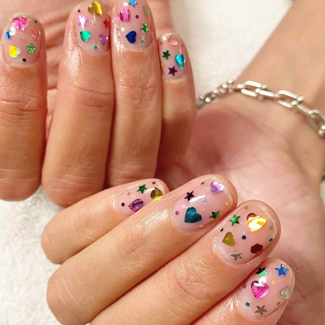 Cosmopolitanのインスタグラム：「Just some cute mani inspo while you scroll. Carry on! 💅  #rg @naominailsnyc @annamalize」