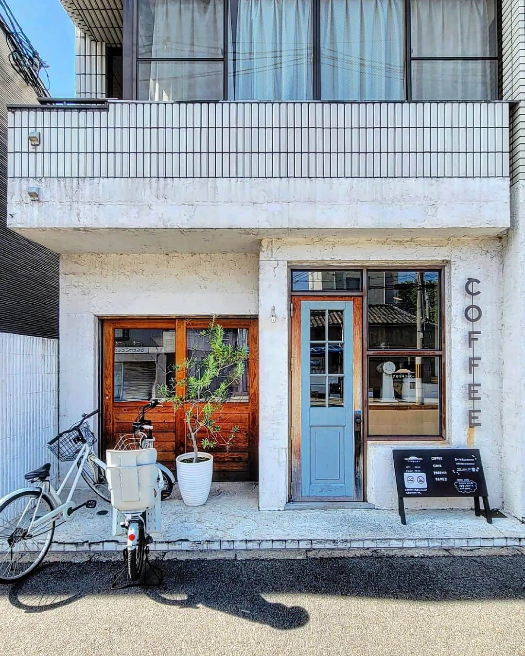 CAFE-STAGRAMMERのインスタグラム：「I'm going to take a rest, and then get back to work. 今週もあっという間に、木曜日ですね♪  #京都 #一乗寺 #☕ #京都カフェ #一乗寺カフェ #アカツキコーヒー #kyotocafe #kyoto #kyotojapan #kyotocoffee #akatsukicoffee #cafetyo #カフェ #cafe #咖啡店 #咖啡廳 #咖啡 #카페 #คาเฟ่ #Kafe #カフェ巡り #coffeeaddict #カフェ部 #cafehopping #coffeelover #カフェスタグラム #instacoffee #instacafe #京都カフェ部 #sharingaworldofshops」