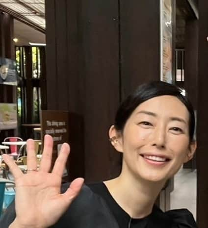 木村多江のインスタグラム：「おはようございます。  いってらっしゃい。  心穏やかな 1日になりますように😊」