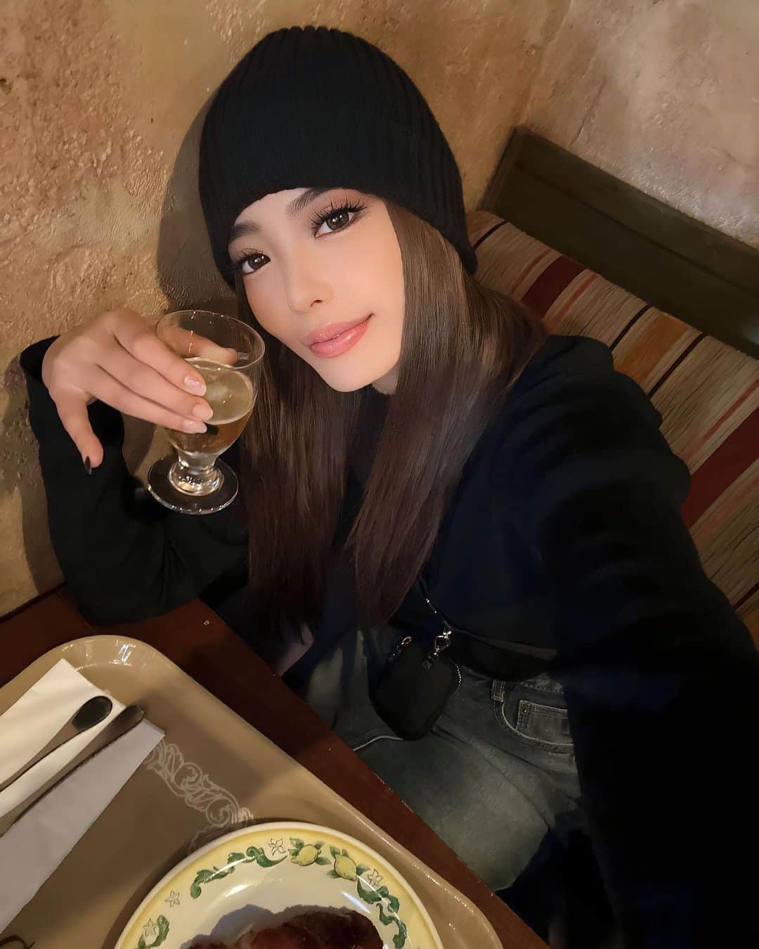 RIONAさんのインスタグラム写真 - (RIONAInstagram)「おはよ💂🏻‍♀️🖤 #こゆびたつよね   今日もがんばるよー!!! 名古屋なうなのです✌️ 手羽先たべたいなぁ  #cjd_riona」11月16日 8時40分 - cjd_riona