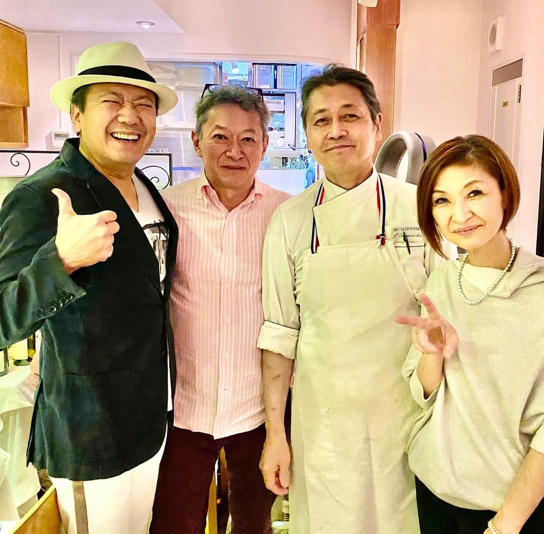 鎧塚俊彦のインスタグラム：「京橋店7周年記念デザートライブまで後一週間。 お席は数分で完売しました。ありがとう￼ございます🙇 今回のライブのテーマは「きのこ」🍄❗️ お料理、デザート共にきのこに挑戦です。 きのこと言えばなんといっても恵比寿のフレンチ「マッシュルーム」。 私達の姉貴分・料理研究家の大森由紀子さんの旦那様でもあるシェフの山岡昌治さんはきのこ一筋三十年。 自他共に認めるきのこ料理の第一人者。 久々にお伺い致しましたがさすがに絶品であります。 いつも書いていますが一つ大きな軸を持っていらっしゃる方はやっぱり凄いです❗️ #toshiyoroizuka #鎧塚俊彦　#トシヨロイヅカ　#大森由紀子　#マッシュルーム　#きのこ　#恵比寿マッシュルーム　#山岡昌治」