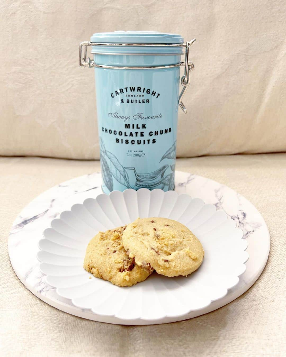 早川愛のインスタグラム：「🍪🍪🍪  milk chocolate chunk biscuits🤎🤎🤎 @cartwright_butler   お誕生日プレゼントにクッキー缶をいただきました🩵🩵🩵 私はパリとロンドンのイメージらしくて、イギリスのビスケットをいただきました🇬🇧 イギリスの大好きなwalker系の味でおいしかった🩵🩵🩵 まみちゃんありがとうー🫶  ・  #クッキー缶 #クッキー #ビスケット #お誕生日プレゼント #happy」