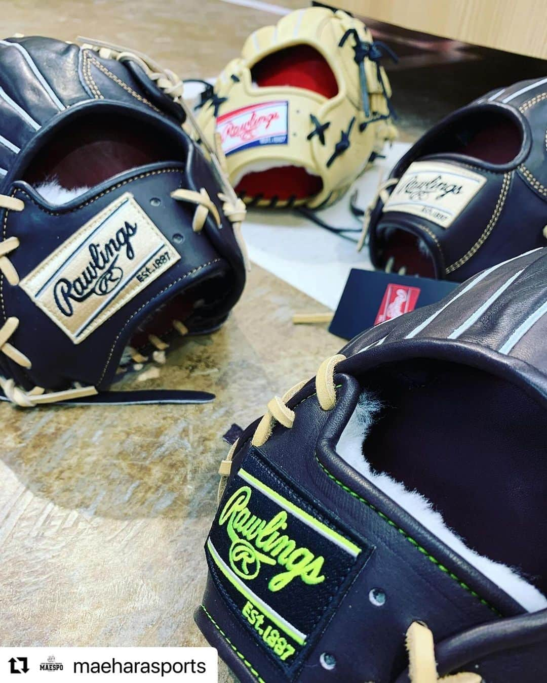 Rawlings Japanさんのインスタグラム写真 - (Rawlings JapanInstagram)「#Repost @maeharasports with @use.repost ・・・ ・ 【おかわりください🍚】 売れに売れて 在庫がほぼカラになった RGGC硬式外野手モデルズ ウィザードシリーズ厚めに(熱めに？) 召喚させて頂きました🧙‍♂️🧙 本体カラーはマエスポで大人気の 「モカ」を熱めに(上手いッ☕️) ローリングスの外野手用は コンパクトなグラブサイズの 型番が結構多くて グラブを抱えて ボールの落下地点まで ダッシュすることに 重きを置いているので 大型な外野手グラブを あまり好まない選手に 非常に好評です😆 あと捕球面の プロプリファード型押しが 非常に好評です😆(私に) もしよければ型付け…もとい 「Break in」もして お渡し致しますので 外野手メンツの皆様の新たな相棒に 是非ご一考頂ければ幸いです🥺 @rawlings_japan_llc  ・ #マエハラスポーツ #マエスポ #ローリングス #rawlings #プロプリファード #プロプリファードウィザード #プロプリファードヴィザード01 #外野手 #外野手用 #外野手用グラブ #外野手用グローブ #野球専門店 #野球用品 #野球用品専門店 #野球好きな人と繋がりたい @rawlings_japan_llc」11月16日 8時51分 - rawlings_japan_llc