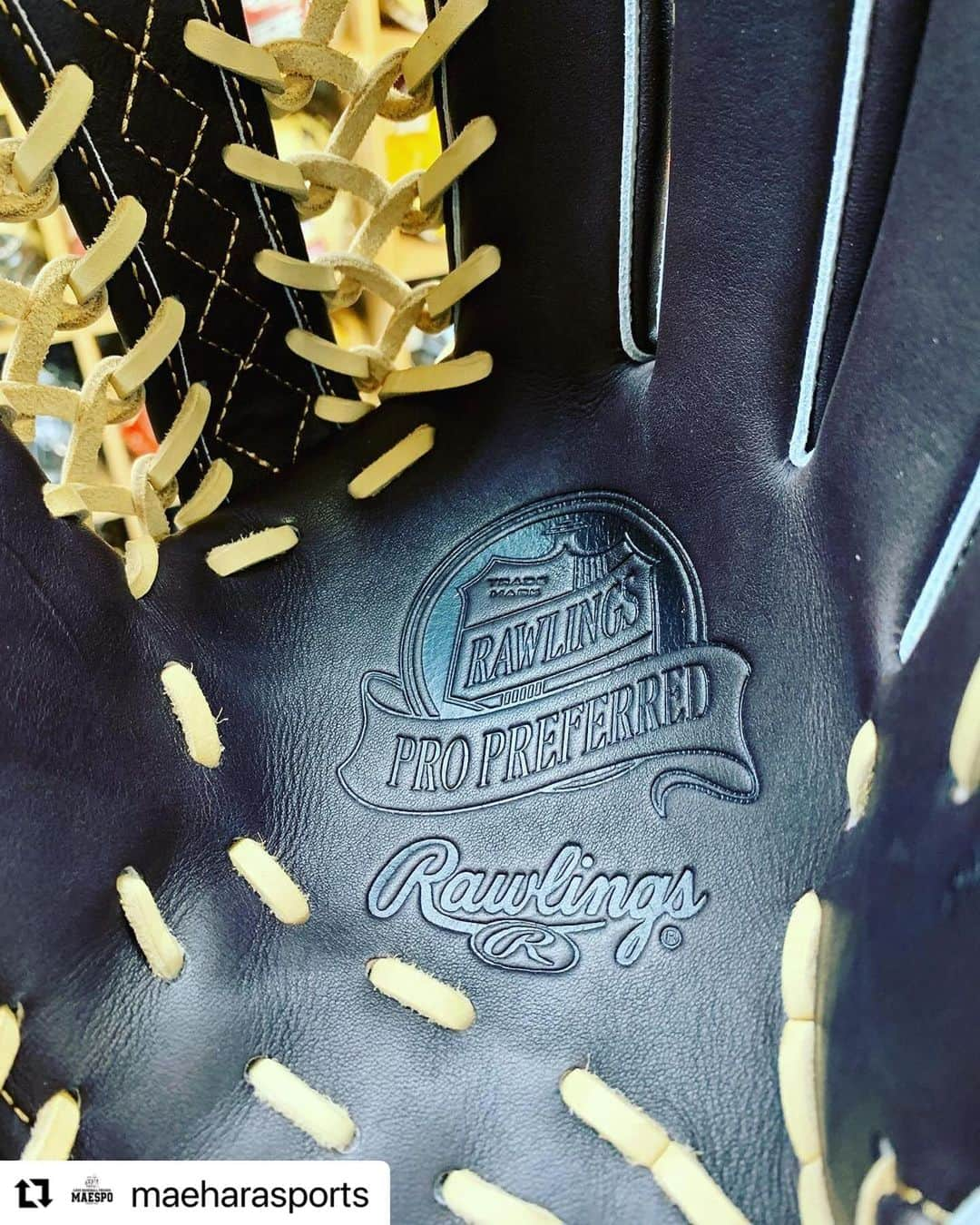 Rawlings Japanさんのインスタグラム写真 - (Rawlings JapanInstagram)「#Repost @maeharasports with @use.repost ・・・ ・ 【おかわりください🍚】 売れに売れて 在庫がほぼカラになった RGGC硬式外野手モデルズ ウィザードシリーズ厚めに(熱めに？) 召喚させて頂きました🧙‍♂️🧙 本体カラーはマエスポで大人気の 「モカ」を熱めに(上手いッ☕️) ローリングスの外野手用は コンパクトなグラブサイズの 型番が結構多くて グラブを抱えて ボールの落下地点まで ダッシュすることに 重きを置いているので 大型な外野手グラブを あまり好まない選手に 非常に好評です😆 あと捕球面の プロプリファード型押しが 非常に好評です😆(私に) もしよければ型付け…もとい 「Break in」もして お渡し致しますので 外野手メンツの皆様の新たな相棒に 是非ご一考頂ければ幸いです🥺 @rawlings_japan_llc  ・ #マエハラスポーツ #マエスポ #ローリングス #rawlings #プロプリファード #プロプリファードウィザード #プロプリファードヴィザード01 #外野手 #外野手用 #外野手用グラブ #外野手用グローブ #野球専門店 #野球用品 #野球用品専門店 #野球好きな人と繋がりたい @rawlings_japan_llc」11月16日 8時51分 - rawlings_japan_llc