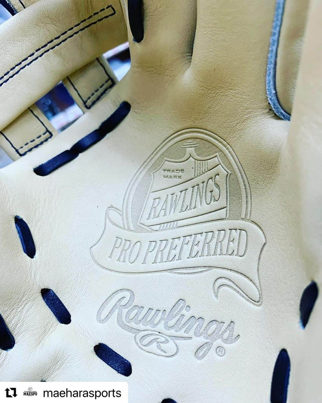 Rawlings Japanさんのインスタグラム写真 - (Rawlings JapanInstagram)「#Repost @maeharasports with @use.repost ・・・ ・ 【おかわりください🍚】 売れに売れて 在庫がほぼカラになった RGGC硬式外野手モデルズ ウィザードシリーズ厚めに(熱めに？) 召喚させて頂きました🧙‍♂️🧙 本体カラーはマエスポで大人気の 「モカ」を熱めに(上手いッ☕️) ローリングスの外野手用は コンパクトなグラブサイズの 型番が結構多くて グラブを抱えて ボールの落下地点まで ダッシュすることに 重きを置いているので 大型な外野手グラブを あまり好まない選手に 非常に好評です😆 あと捕球面の プロプリファード型押しが 非常に好評です😆(私に) もしよければ型付け…もとい 「Break in」もして お渡し致しますので 外野手メンツの皆様の新たな相棒に 是非ご一考頂ければ幸いです🥺 @rawlings_japan_llc  ・ #マエハラスポーツ #マエスポ #ローリングス #rawlings #プロプリファード #プロプリファードウィザード #プロプリファードヴィザード01 #外野手 #外野手用 #外野手用グラブ #外野手用グローブ #野球専門店 #野球用品 #野球用品専門店 #野球好きな人と繋がりたい @rawlings_japan_llc」11月16日 8時51分 - rawlings_japan_llc