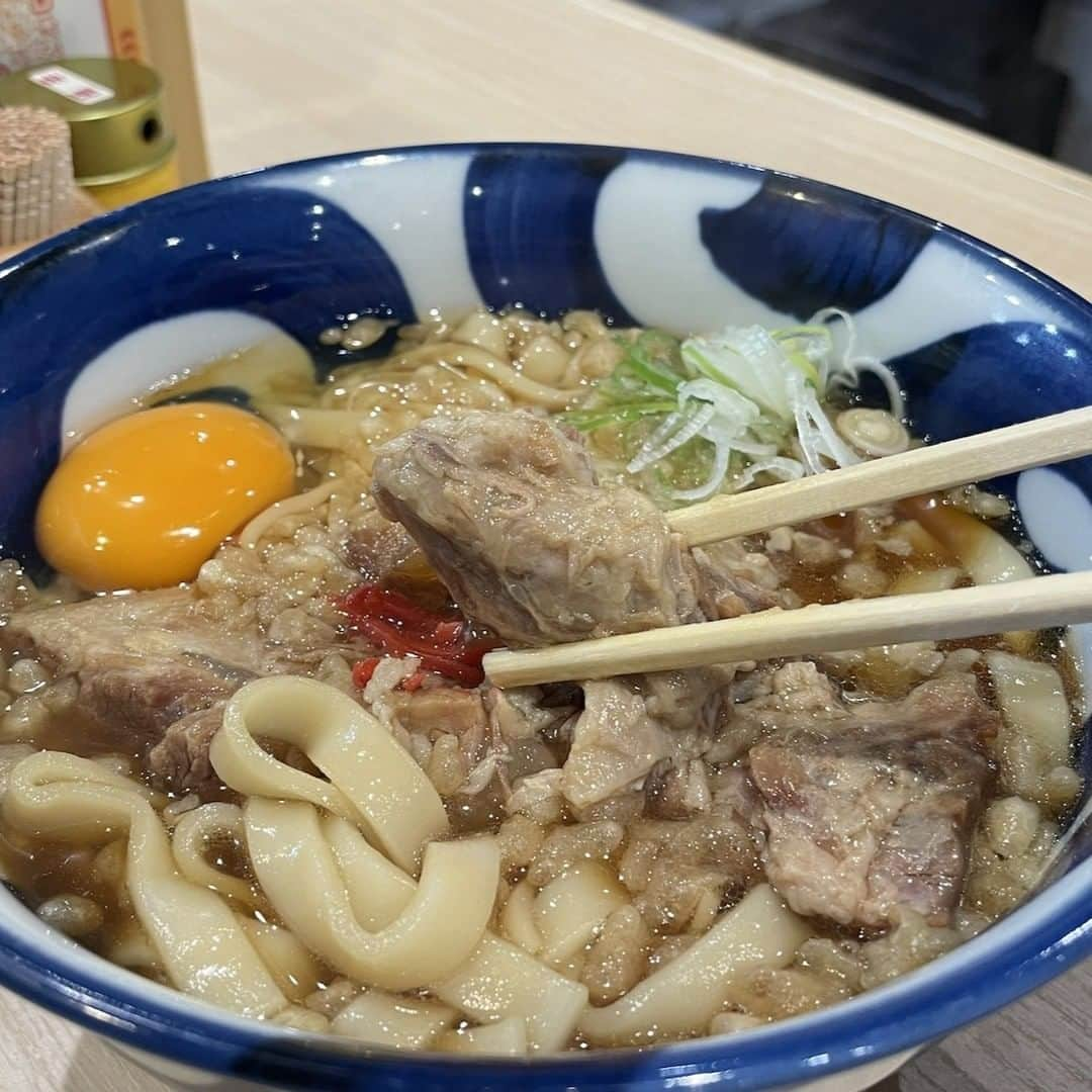 散歩の達人のインスタグラム：「奥久慈卵を乗せたパイカ玉きしめん590円。ぜいたくなうまさ。  記事「立ち食いそばの新店が生んだ次代の看板メニュー「パイカ」！神田っ子の胃袋をつかんだ小川町『豊はる』の煮込み豚バラ軟骨」より。  #さんたつ #散歩の達人 #そば #豊はる #小川町 #神保町 #御茶ノ水 #グルメ」