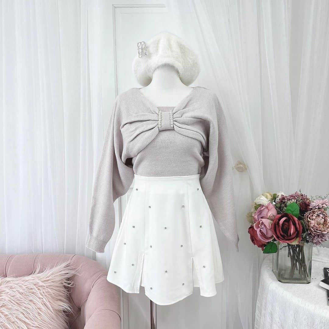evelynのインスタグラム：「winter collection♥︎ ㅤㅤㅤㅤㅤㅤㅤㅤㅤㅤㅤㅤㅤ #リボンパールニット ¥6,900 #ビジュースリットSK ¥6,900 ㅤㅤㅤㅤㅤㅤㅤㅤㅤㅤㅤㅤㅤ #evelyn #エブリン」