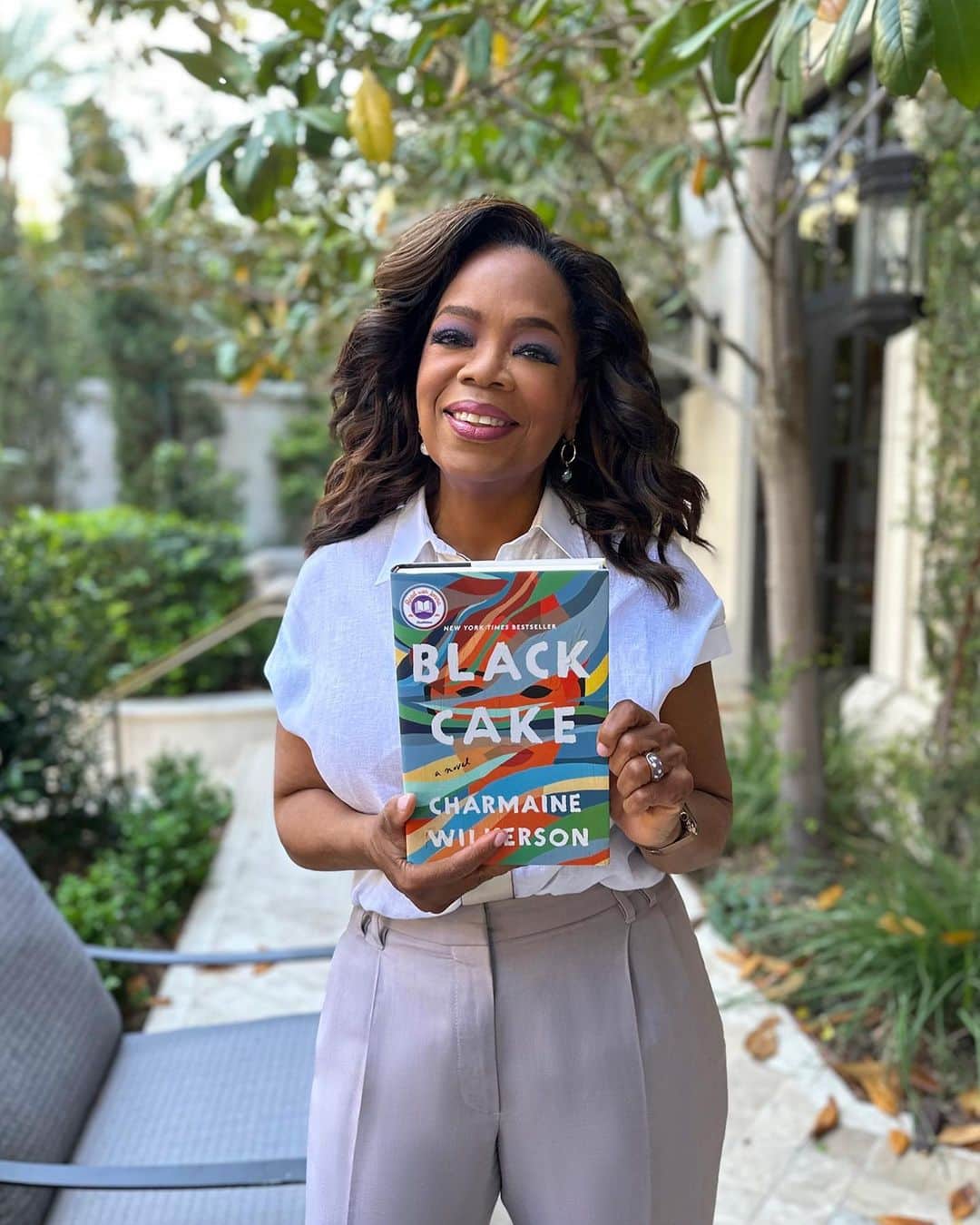 オプラ・ウィンフリーのインスタグラム：「When I finished reading #BlackCake, the story of a mother who passes away and leaves her children a flash drive that holds untold stories of her journey from the Caribbean to America, I knew readers would feel as captivated by this mystery as I was. That’s why I wanted to be a part of bringing these characters to life—and being an executive producer on @blackcakehulu allowed me to do just that! Lots of meetings to get it just right for you and now it’s available on @hulu. We’re halfway through the season so you have time to catch up before new episodes are released every Wednesday. #BlackCakeHulu」