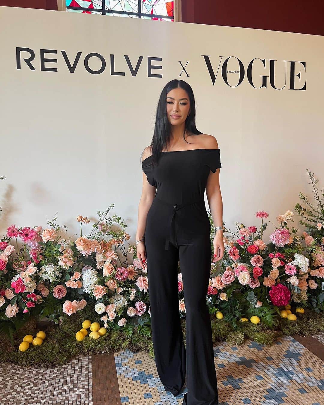 キム・リーさんのインスタグラム写真 - (キム・リーInstagram)「@revolve x @voguesingapore 🖤 #revolvearoundtheworld」11月16日 9時08分 - kimlee