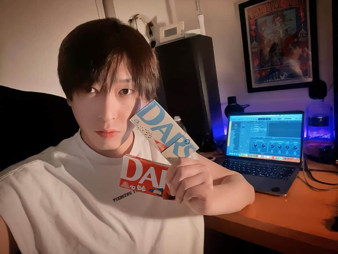 山口賢人のインスタグラム：「お酒を絶って3週間を突破しました🍾  辞めるキッカケは、飲み過ぎによりγ-gtp 688という記録を叩き出しドクターストップ🏥年内禁酒🥺  辞めたら、甘いものが異常に食べたくなるのなーぜなーぜ？  舞台「果てしない海の向こうへ」 ～月の裏側から～ Jupiter 2023年11月22(水)～11月26（日） 🎫⇩⇩⇩ https://www.confetti-web.com/detail.php?tid=74049&  @stars__theater  #禁酒」