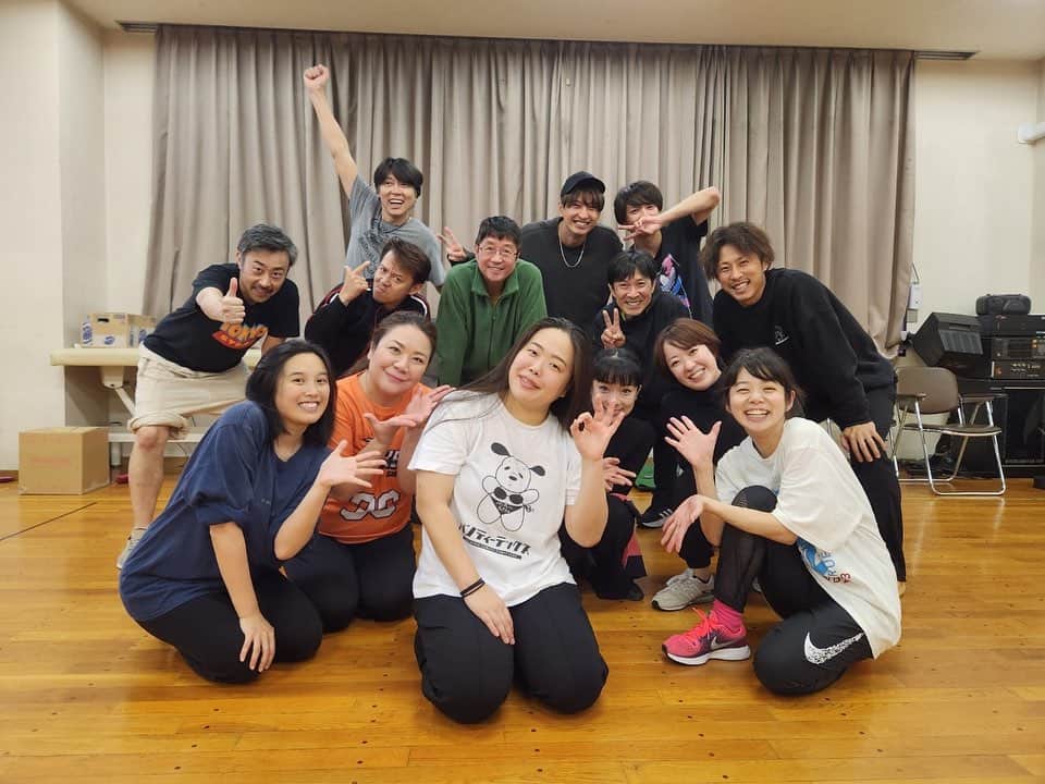小笠原健のインスタグラム：「舞台『村長』男〆天魚 稽古頑張っております🥰  11月29日から12月3日まで 中野座ポケット  めちゃくちゃな舞台です はちゃめちゃ？🤔 いままだ訳わかってないです 僕は😱笑  台本もあと10ページで 完成らしいので、 僕らもドキドキしてます🤩  お楽しみに ぜひ劇場へご観劇 よろしくお願いします‼️」