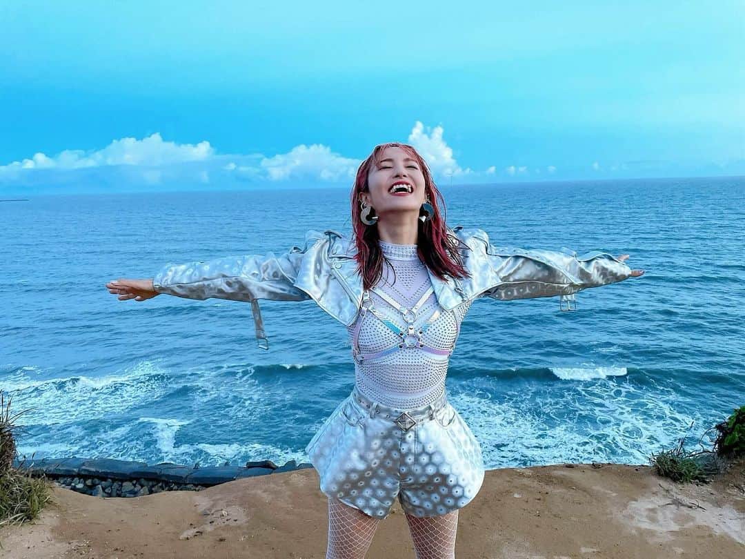 LiSAのインスタグラム：「おはよう🌞 アルバム　#LANDER 発売から1年。  まだ世界がぼんやりとした夜明けのように薄暗い時「いつか幕が開けた眩しい世界で新しい私たちの始まりだ！」なんて願いを込めて作ったラブレター(CD)。  あれから1年が経って、すがすがしくあけた、新しい世界と私たちで　#LANDERツアー　思い切り遊ばせてもらってます🌏  この喜びを一緒に大切に楽しんでくれるあなた。一緒に未来を信じて待っていてくれたあなた。本当にありがとう。  2023年も残り1ヶ月半。#LANDERツアー　は残り8公演。 ひとまず、最後の最後までこの幸せを噛み締めながら大切にでも全力で駆け抜けます🚀よろしくお願いしますっ👽🚀🌏」