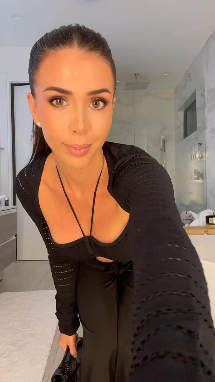 Ainsley Rodriguezのインスタグラム：「#DinnerOutfit 🖤 & before you ask how I can wear a crop top without getting bloated after dinner …  1. I take digestive enzymes before leaving the house   2. Stop eating when full - this takes practice but I find that sharing plates allows me to feel satisfied because I get to try more foods in smaller portions and also don’t feel like it’s my responsibility to ‘clean the plate’. If you’re Hispanic you probably know we could NOT leave the table until every grain of rice was eaten so this takes some unlearning 😆  3. Please don’t mistake number 2 ⬆️ for ‘not eating’. Eat whatever you want but no one likes to be uncomfortably full and it’s easy to do when you dine out so it’s a way to help keep you in control before you hit that point!  4. Arguably the most important - stop stressing! This made the greatest impact in my life and has allowed me to eat and drink like a normal human being and maintain my body over the years. . PS - really hoping this wide leg trouser vibe sticks around because I could do without ever wearing skinny jeans again 🤷🏻‍♀️」