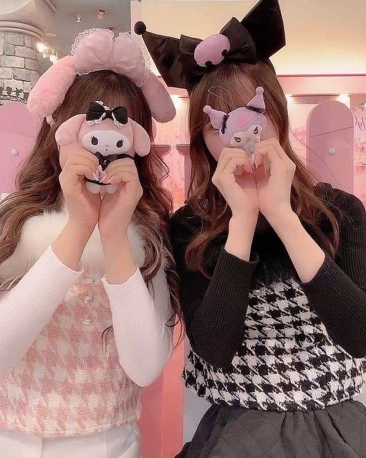 黛実希さんのインスタグラム写真 - (黛実希Instagram)「📍Japan🇯🇵/Sanrio Puroland  はるちゃんとLOBU LOBUのクロミとマイメロでやっとサンリオピューロランド行ってきたよ🎀🌈💕 @lobulobu_official  約束30年ぶりのピューロランドでこれでもか！ってくらい写真たくさん撮って、食べて、乗り物乗って堪能してきました🎠🍎🍭 LOBU LOBUのお洋服がサンリオピューロランドに合いすぎててどこで撮っても映えすぎてた💓 ピューロランドって🚻まで可愛すぎるんだね💘  まだまだ写真あるけどまずは、はるちゃんとの写真から💗  #サンリオピューロランド#sanriopuroland#산리오퓨로랜드  #サンリオ#sanrio#산리오#クロミ#マイメロ#kuromi#mymelody#쿠로미#마이멜로디#lobulobu#ロブロブ#おそろコーデ#双子コーデ#サンリオコーデ#量産#量産型コーデ#量産型ヲタク#量産型#量産型女子」11月16日 9時16分 - candymiiiki