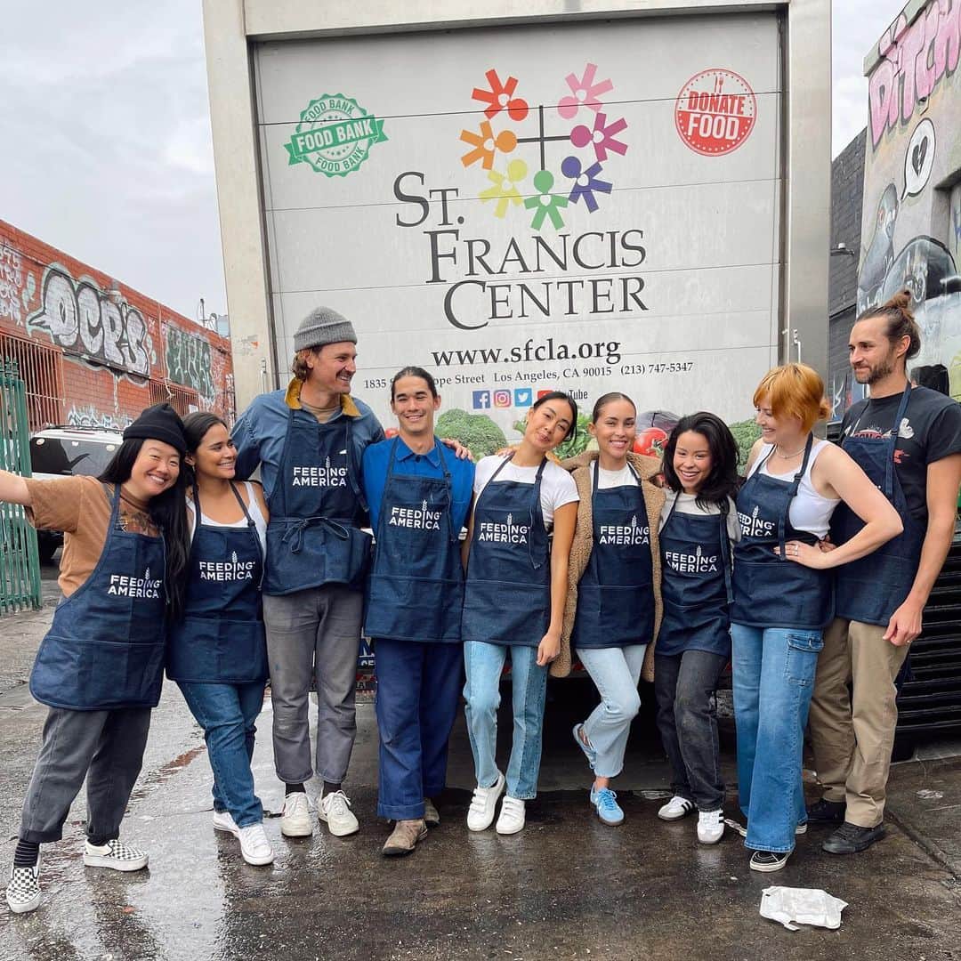 シエラ・ラミレスのインスタグラム：「Best day with the best people! Thank you so much for having us @sfcla @feedingamerica 🖤🖤🖤 head to the link in their bio to find ways that you can help donate or volunteer!!」
