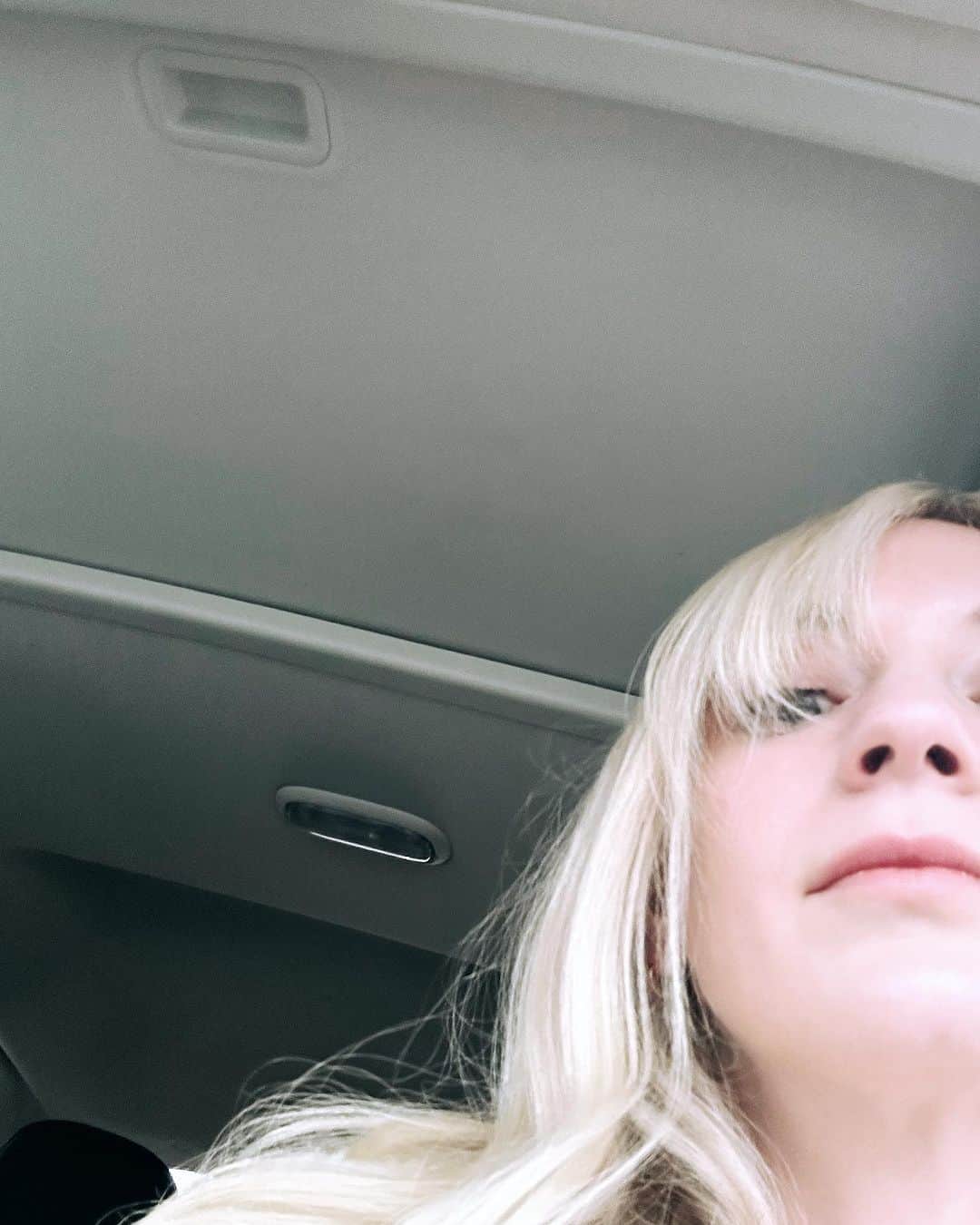 エミリー・キニーさんのインスタグラム写真 - (エミリー・キニーInstagram)「Bangs 💇🏼‍♀️」11月16日 9時11分 - emmykinney