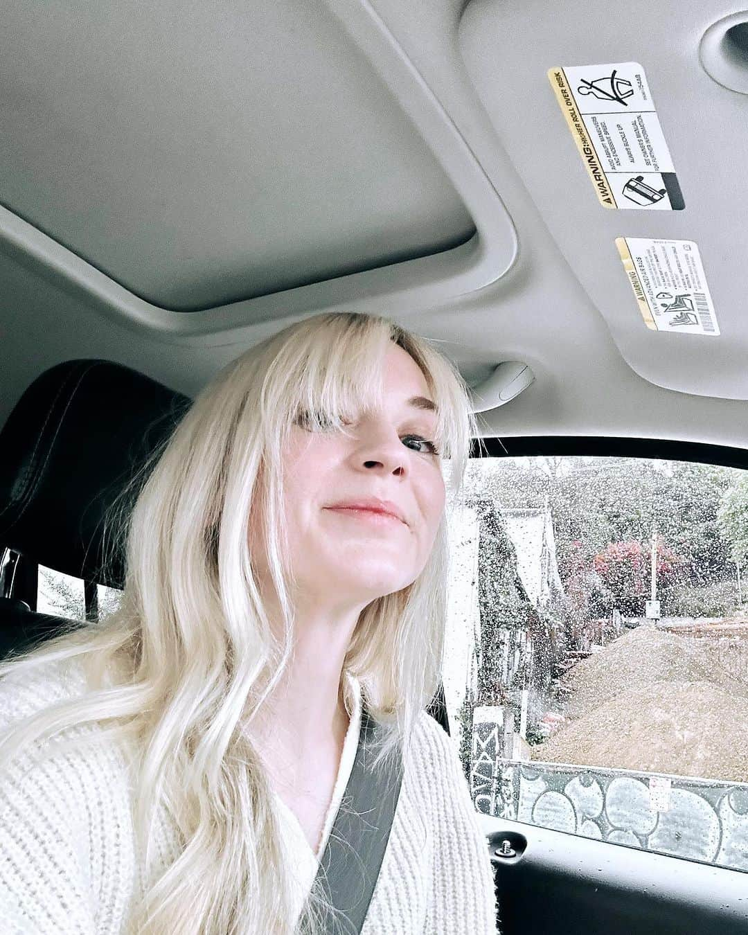 エミリー・キニーさんのインスタグラム写真 - (エミリー・キニーInstagram)「Bangs 💇🏼‍♀️」11月16日 9時11分 - emmykinney