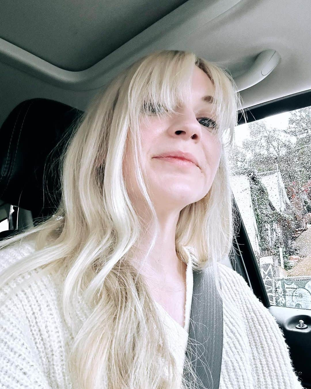 エミリー・キニーさんのインスタグラム写真 - (エミリー・キニーInstagram)「Bangs 💇🏼‍♀️」11月16日 9時11分 - emmykinney