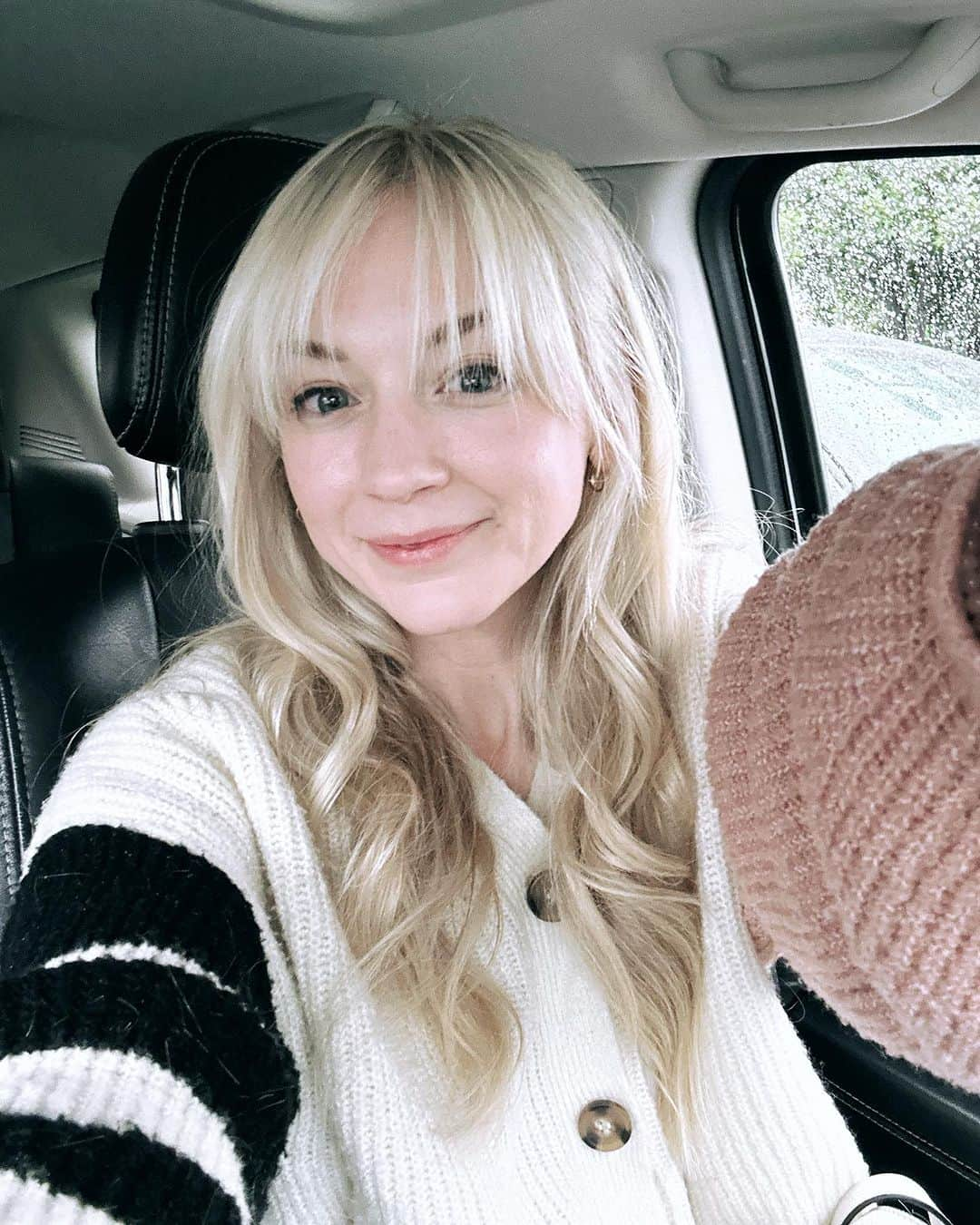 エミリー・キニーさんのインスタグラム写真 - (エミリー・キニーInstagram)「Bangs 💇🏼‍♀️」11月16日 9時11分 - emmykinney