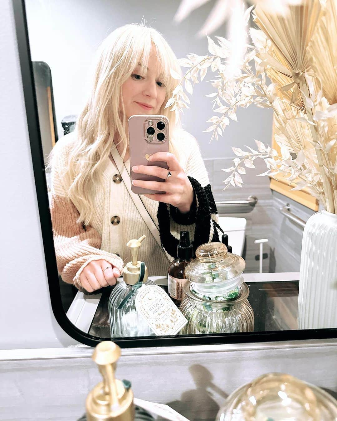 エミリー・キニーさんのインスタグラム写真 - (エミリー・キニーInstagram)「Bangs 💇🏼‍♀️」11月16日 9時11分 - emmykinney